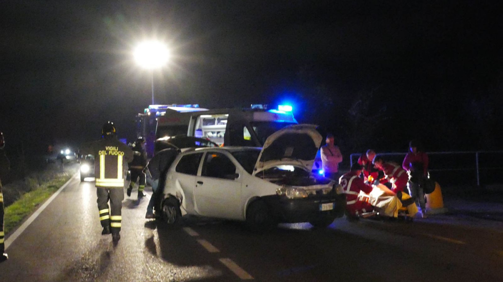Castelnuovo: pauroso scontro tra due auto, una ferita grave al pronto soccorso