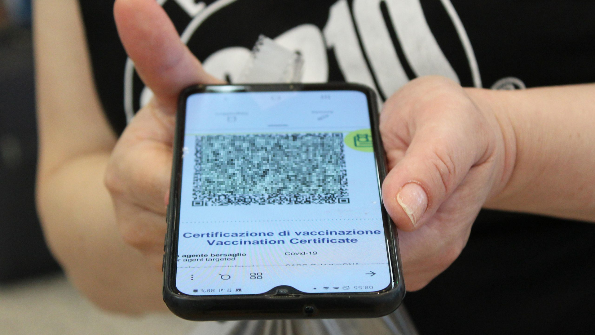 Confesercenti: "Niente green pass per abbigliamento, librerie e tabaccherie"
