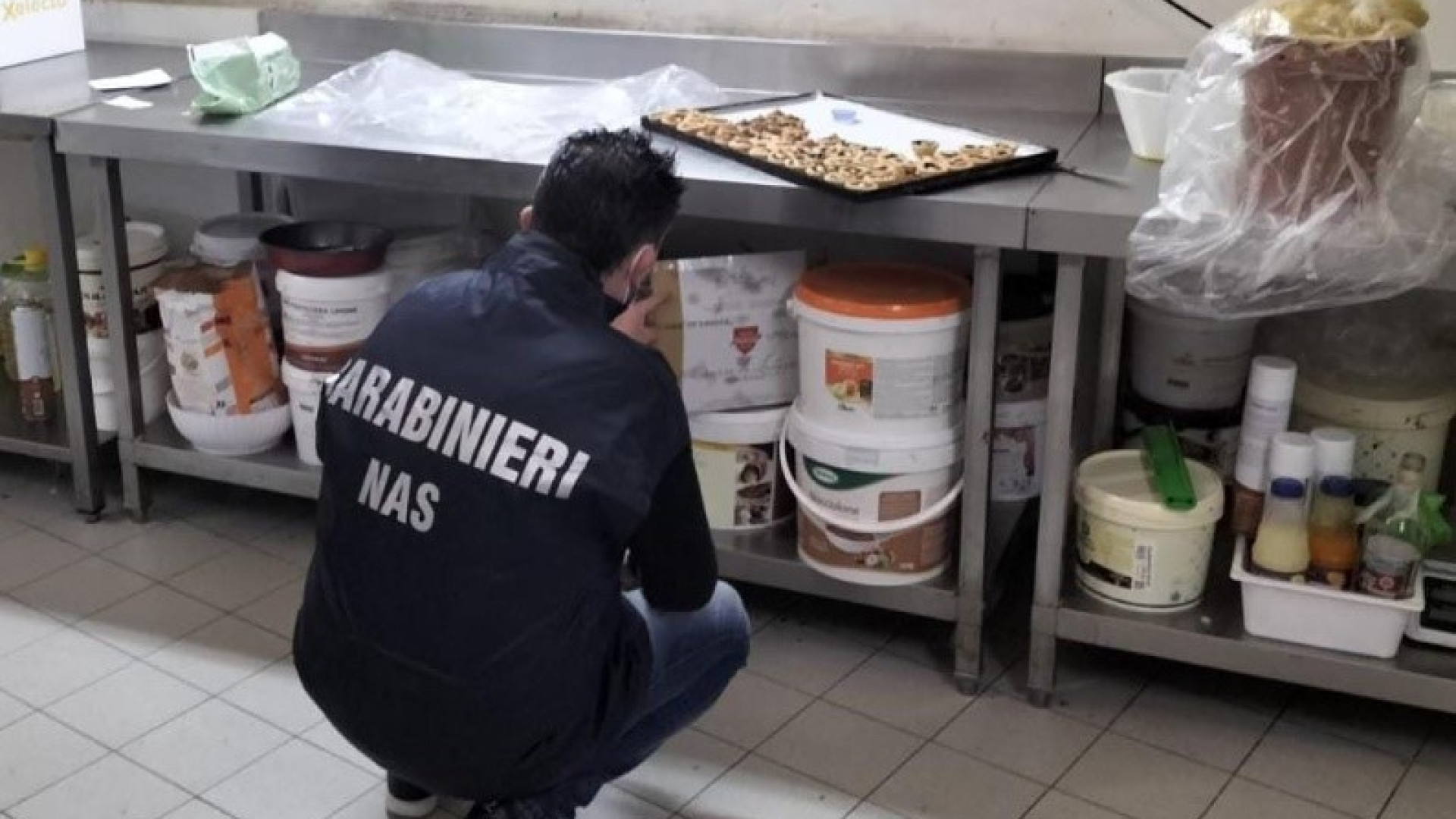 Cibo scaduto, escrementi di topi e sporcizia: sequestrati 300 kg di cibo, locale chiuso
