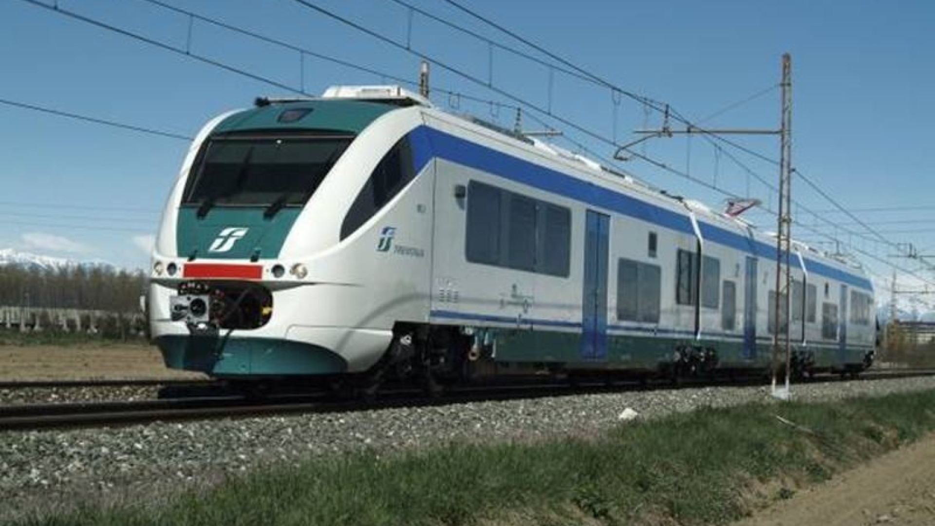 Senza biglietto, si spoglia e causa il ritardo del treno: giovane denunciata