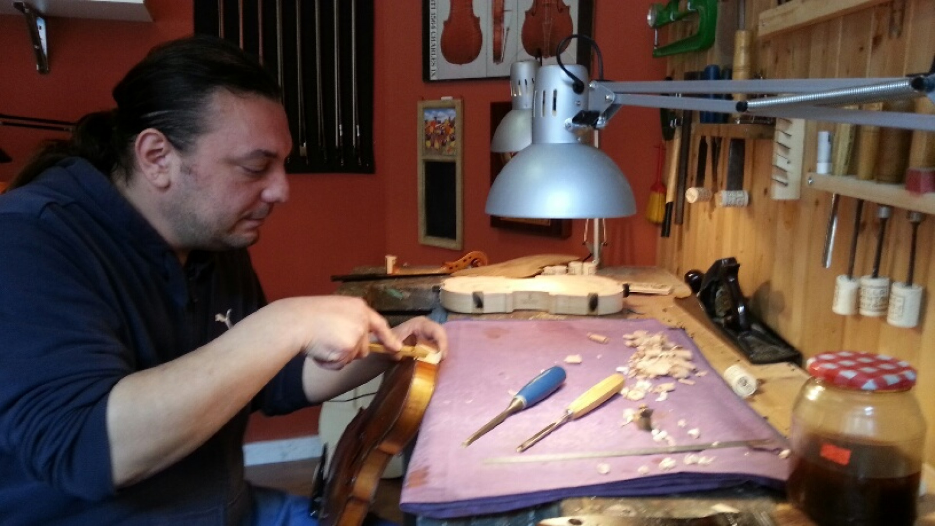 Il liutaio del quartiere Roma: "Ordini da tutto il mondo". Un lavoro anche per il Vaticano