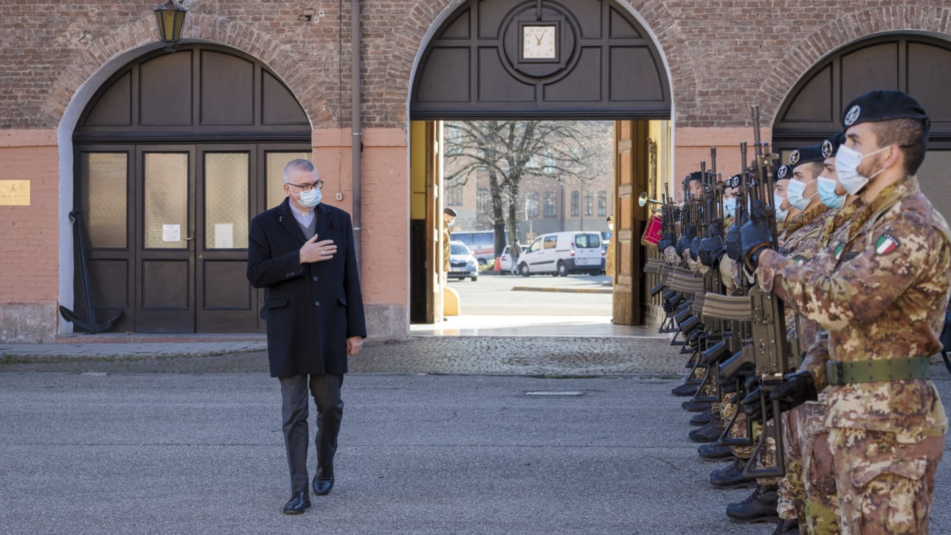 Il vescovo Cevolotto visita i Pontieri: "Militari importanti per Piacenza"