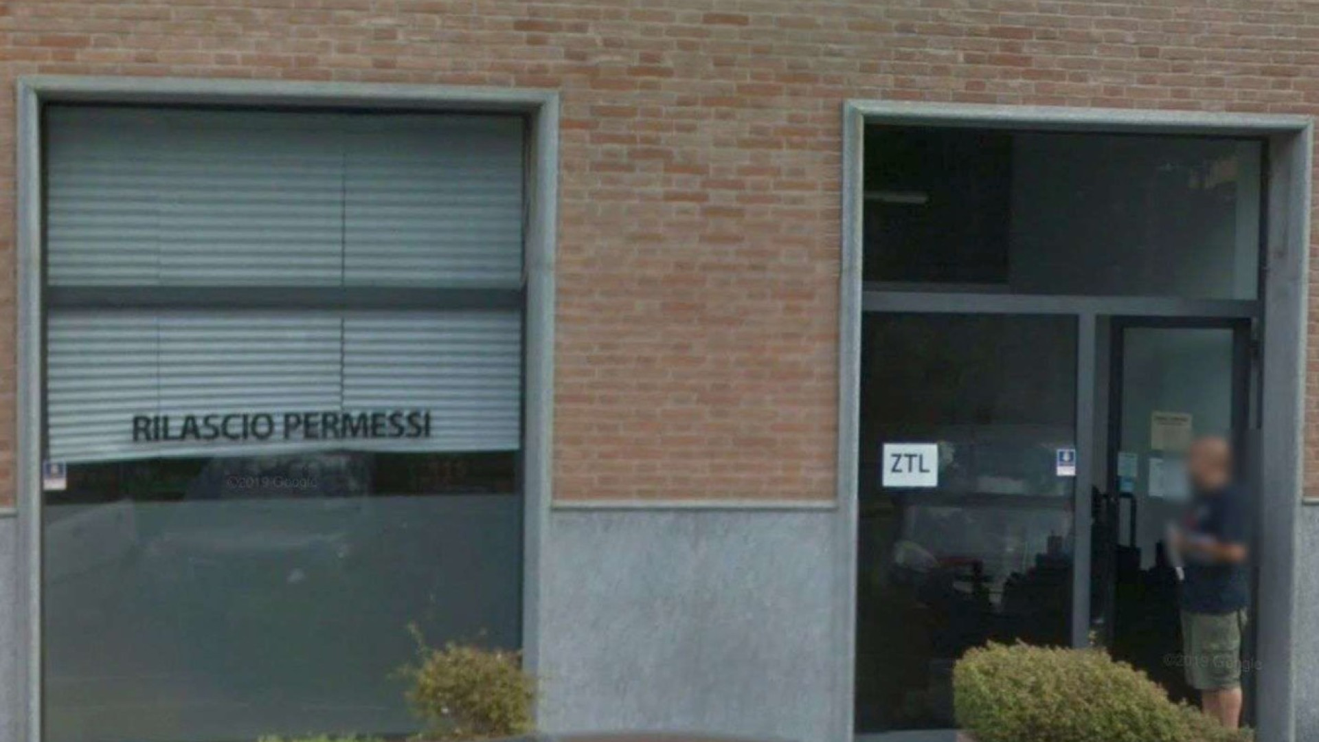 Pass Ztl solo negli uffici di piazza Cittadella, gli utenti: "Scomodo e lento"