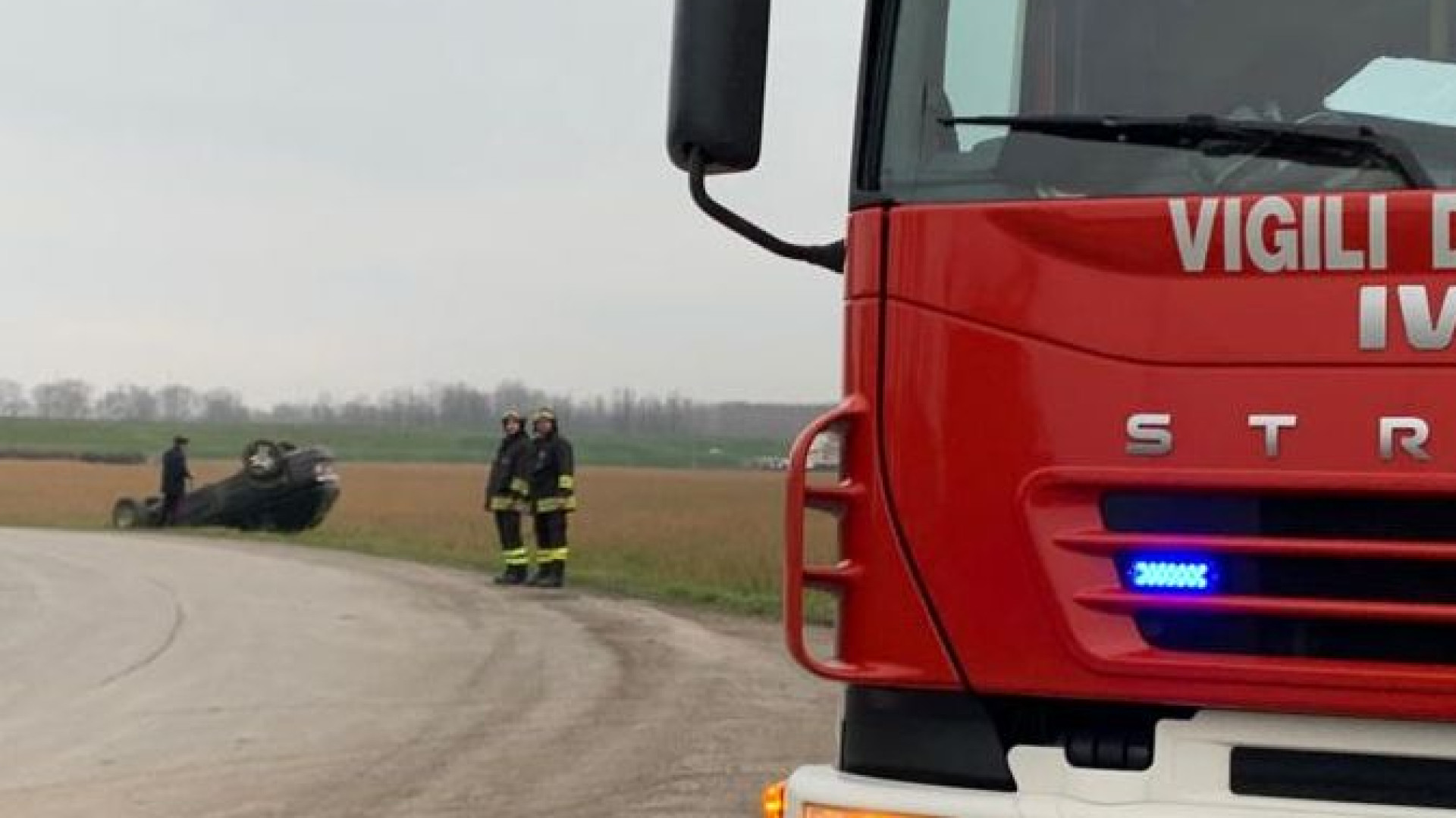 Allarga troppo la curva e finisce a ruote all'aria: guidatore ferito alla Pievetta