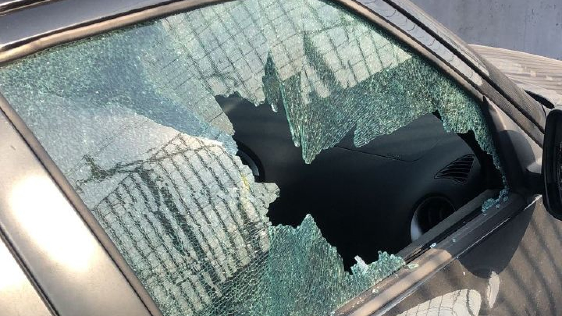 Piacenza, danni e furti sulle auto in sosta nel parcheggio della stazione