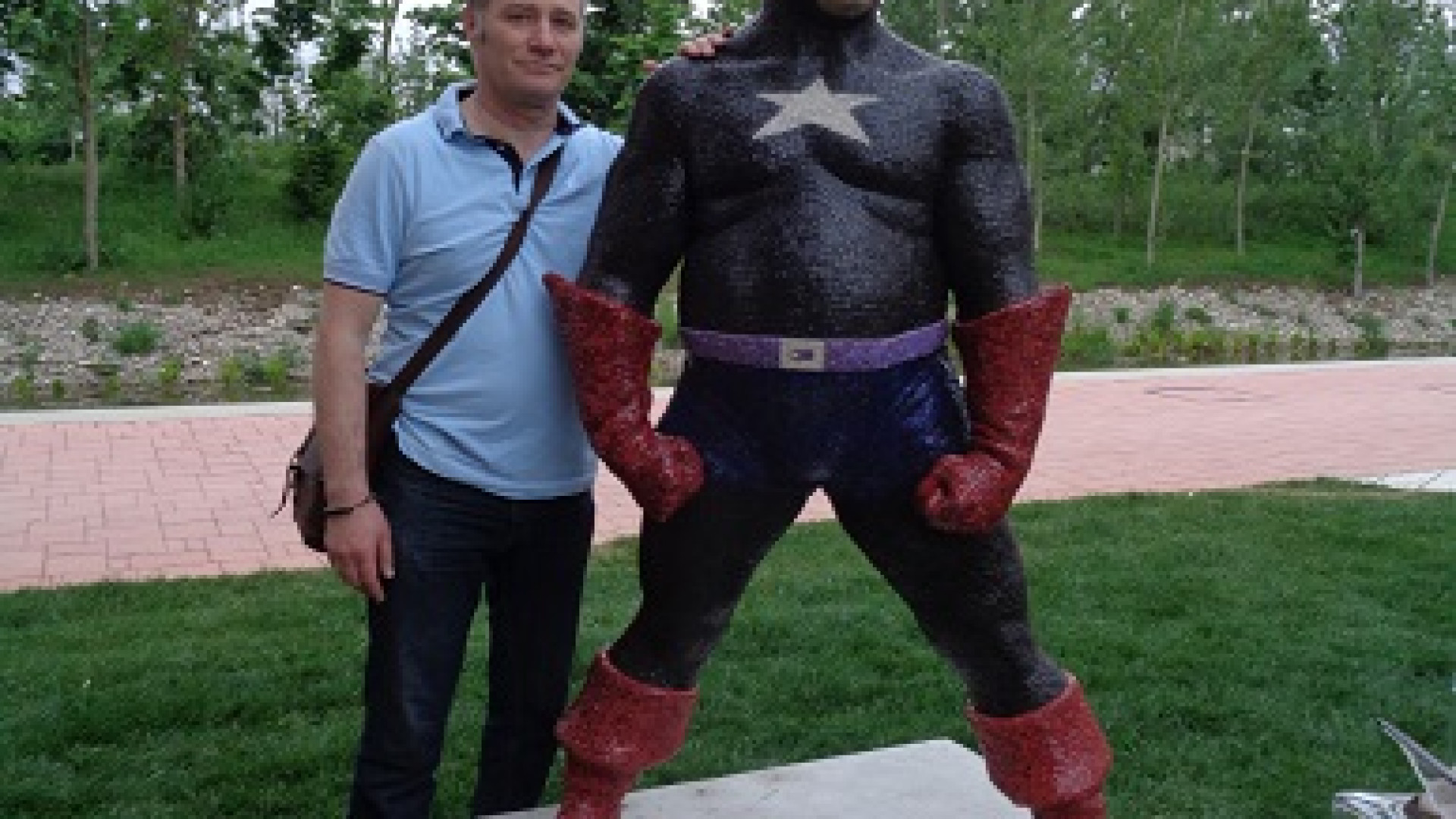 Capitan America "ingrassato" di Tirelli conquista Sgarbi: esposto a Expo