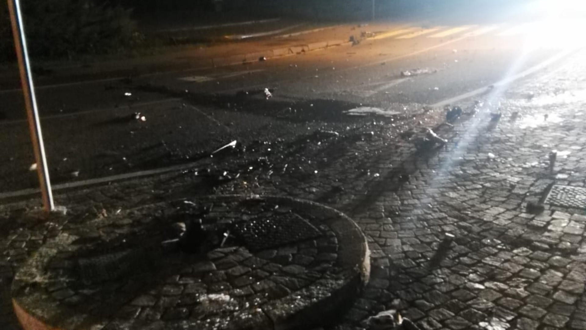Auto perde il controllo e finisce contro un palo in via Einaudi