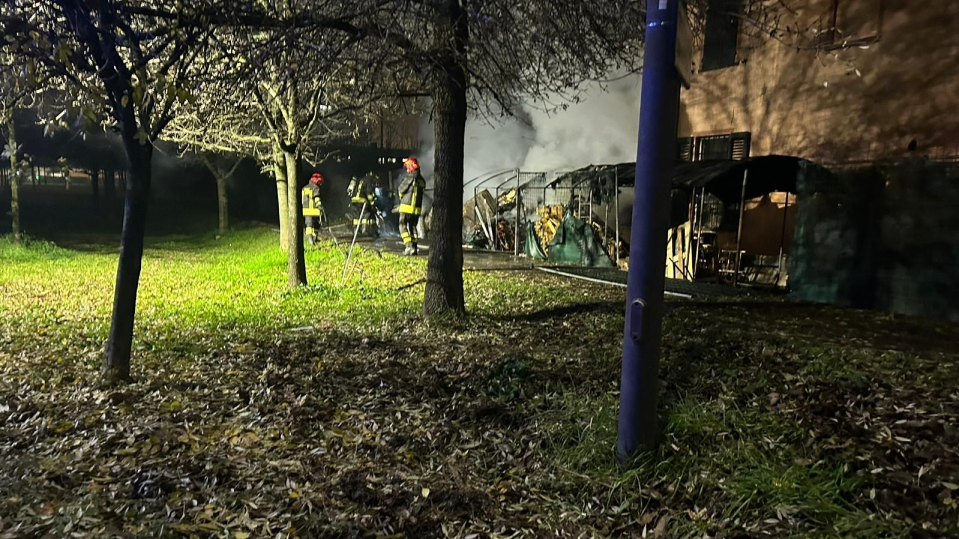 Casa in fiamme nelle notte, in salvo i sette occupanti. E' un incendio doloso