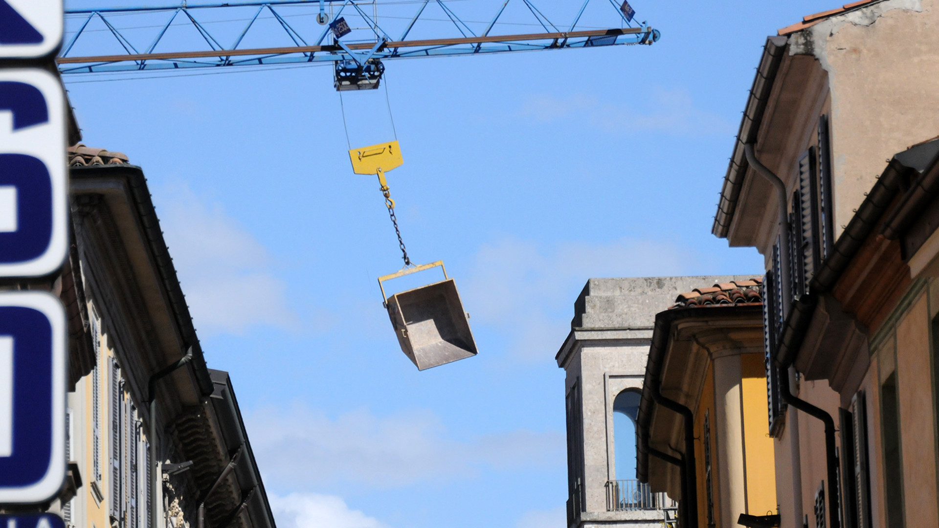 Vento impetuoso su città e provincia, super lavoro per i vigili del fuoco