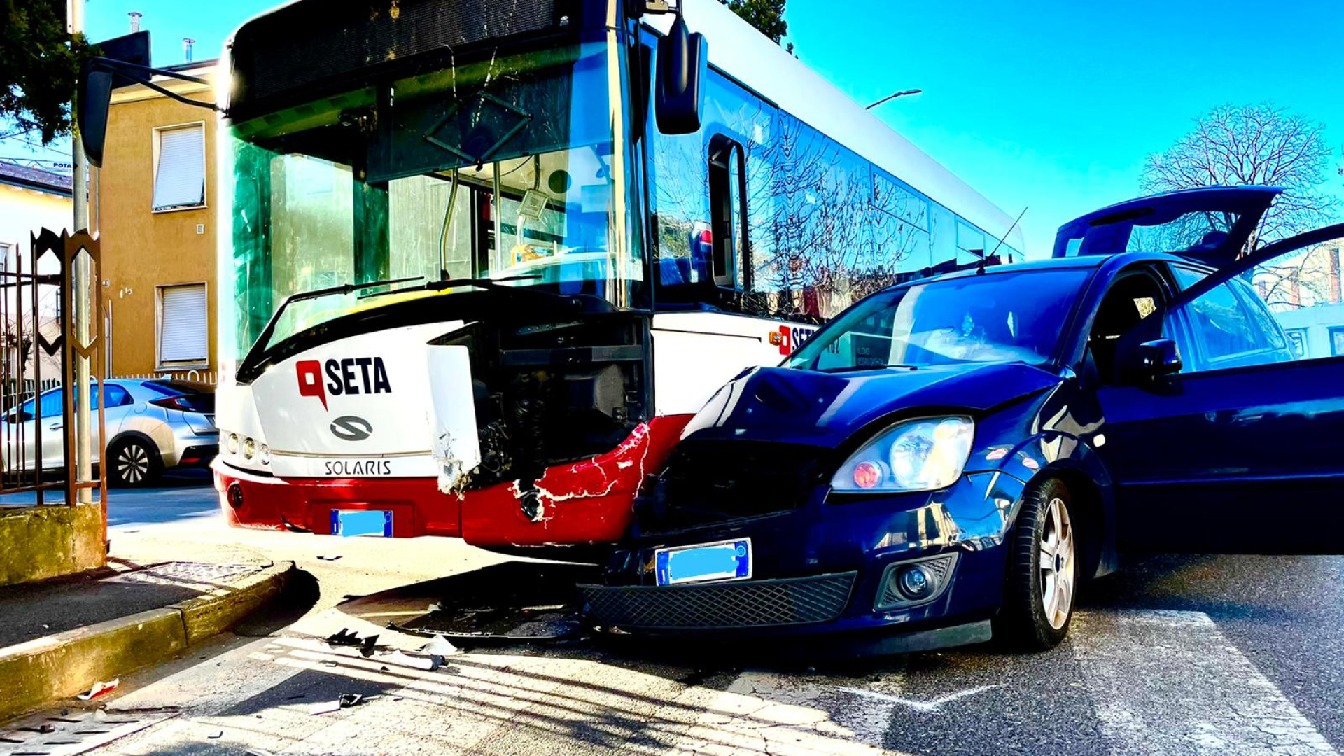 Scontro all'incrocio tra auto e bus in via Boscarelli: ferito il conducente del pullman