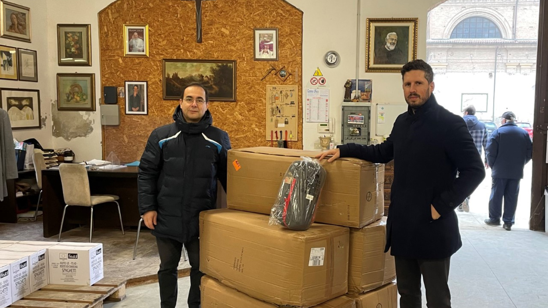 Solidarietà, Formec Biffi dona 50 sacchi a pelo alla Caritas per i senzatetto