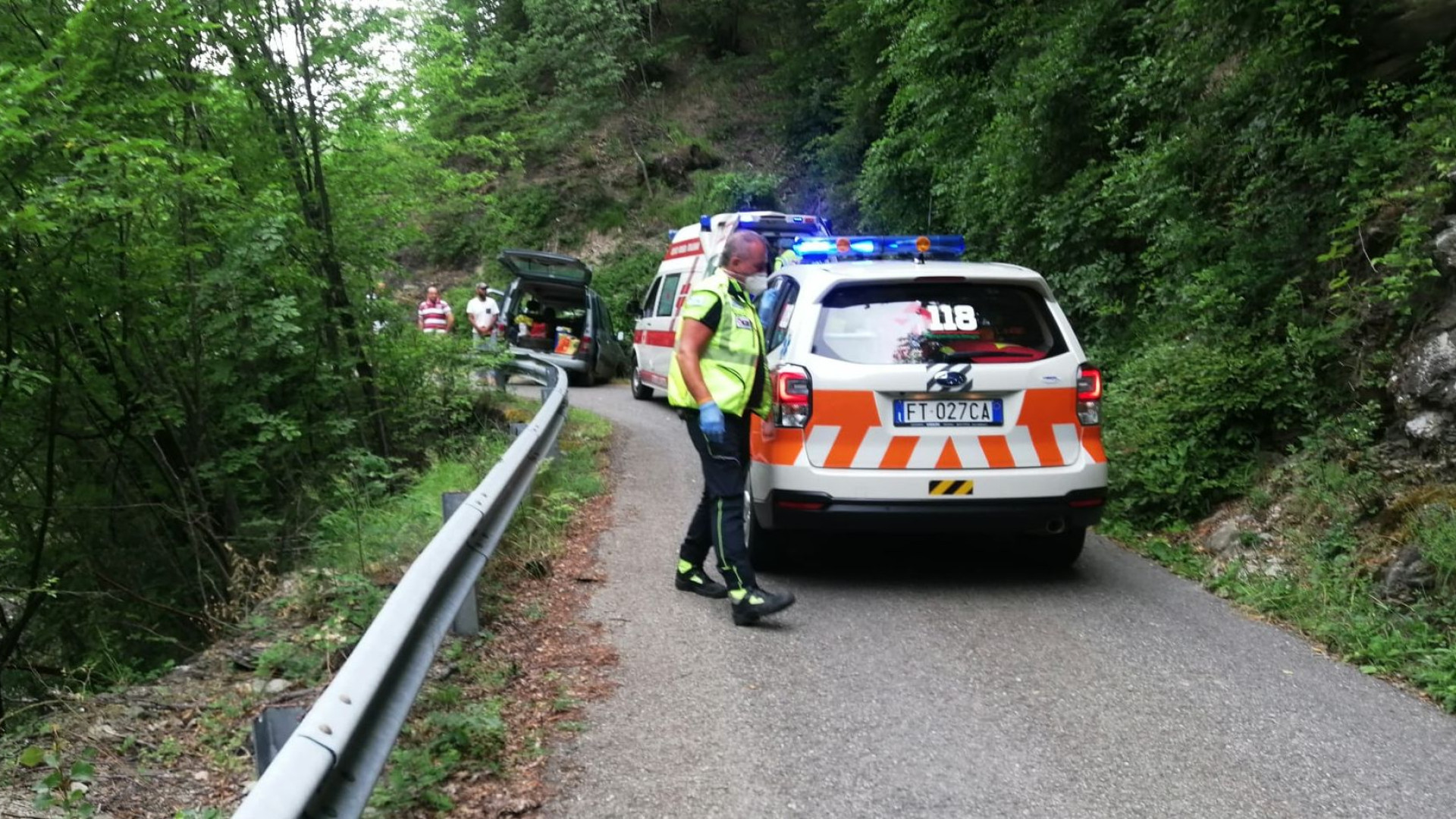 Auto contro una roccia a pochi metri dal dirupo: tre feriti salvi per miracolo