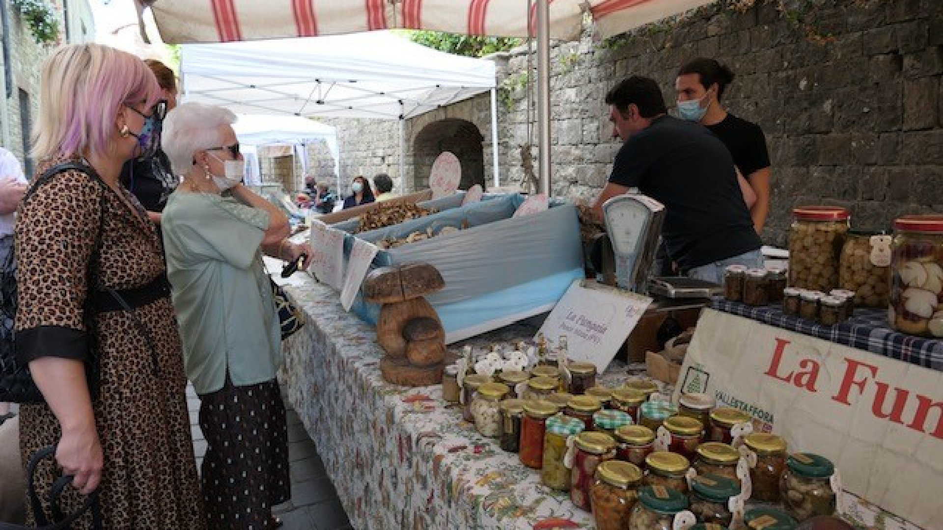 Salumi, funghi, tartufi, biscotti, miele: tradizionale fiera estiva a Nibbiano