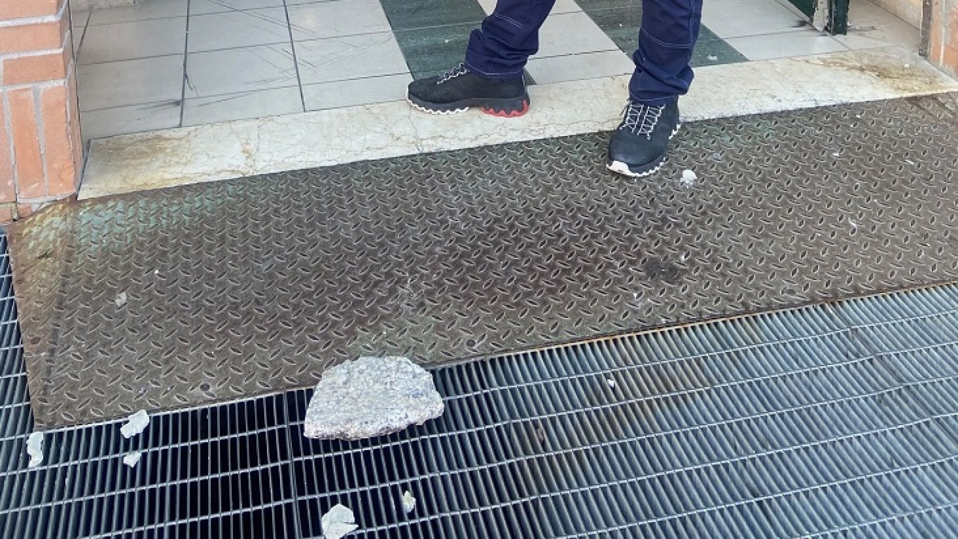Ragazzino lancia sasso di 5 chili contro un addetto alla sicurezza: illeso per miracolo
