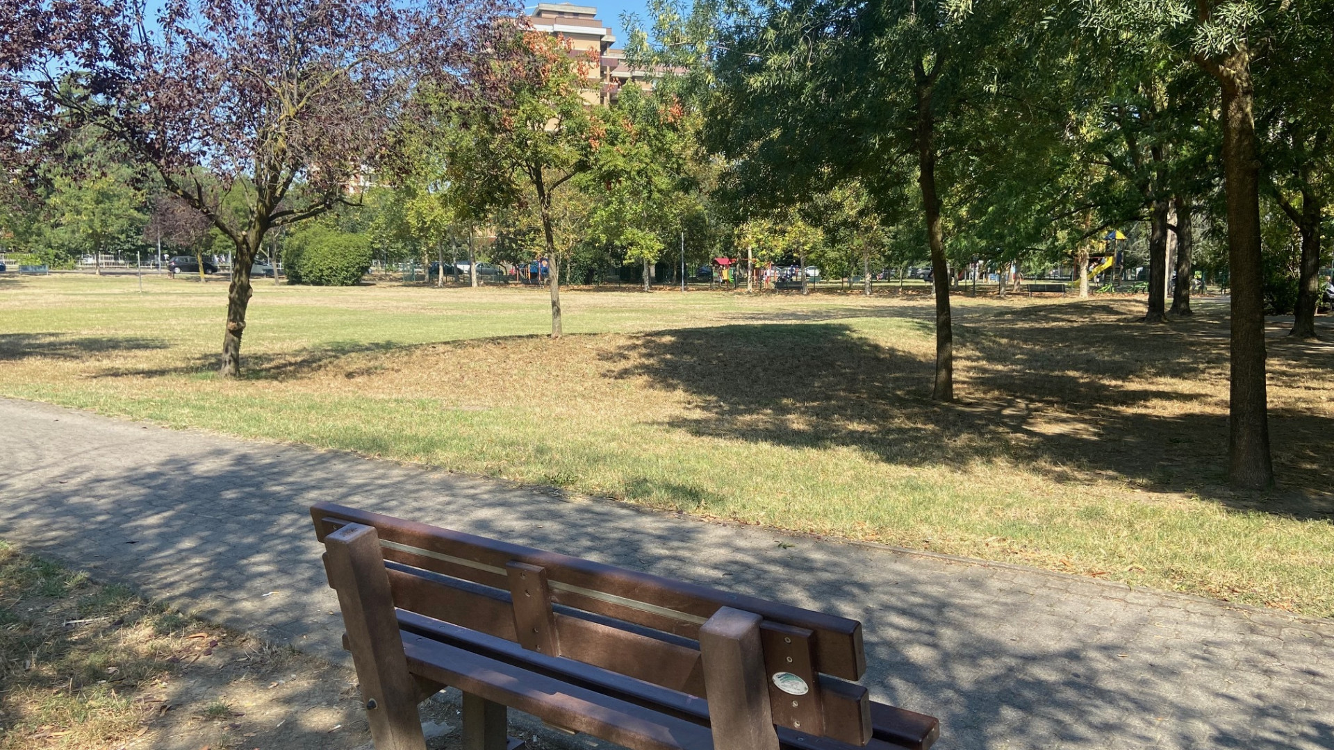 Aggredito a bastonate ai giardini di via Emmanueli davanti a decine di bambini