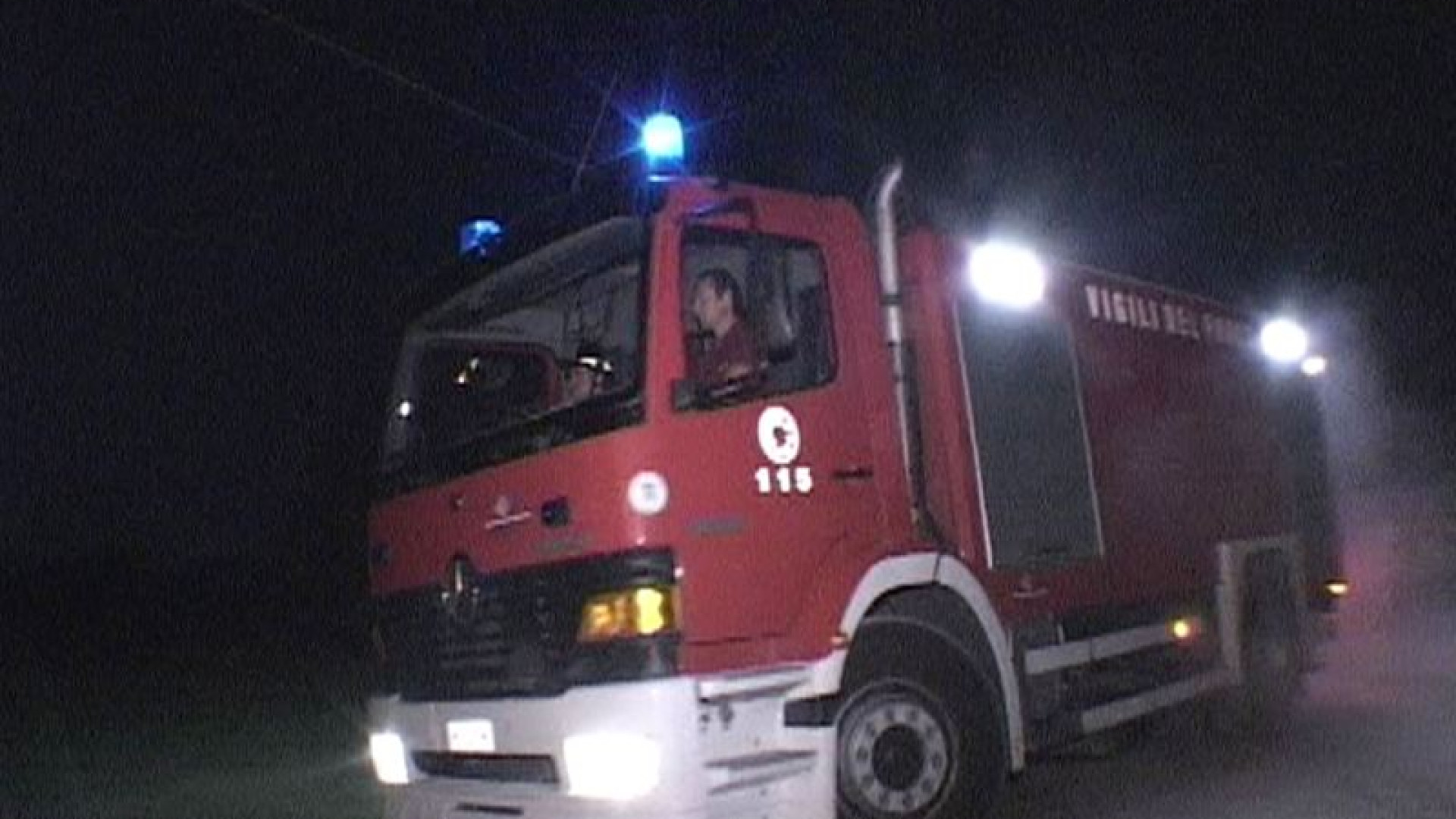 Fiamme in un box in via Negrotti. Il proprietario svegliato del fumo acre