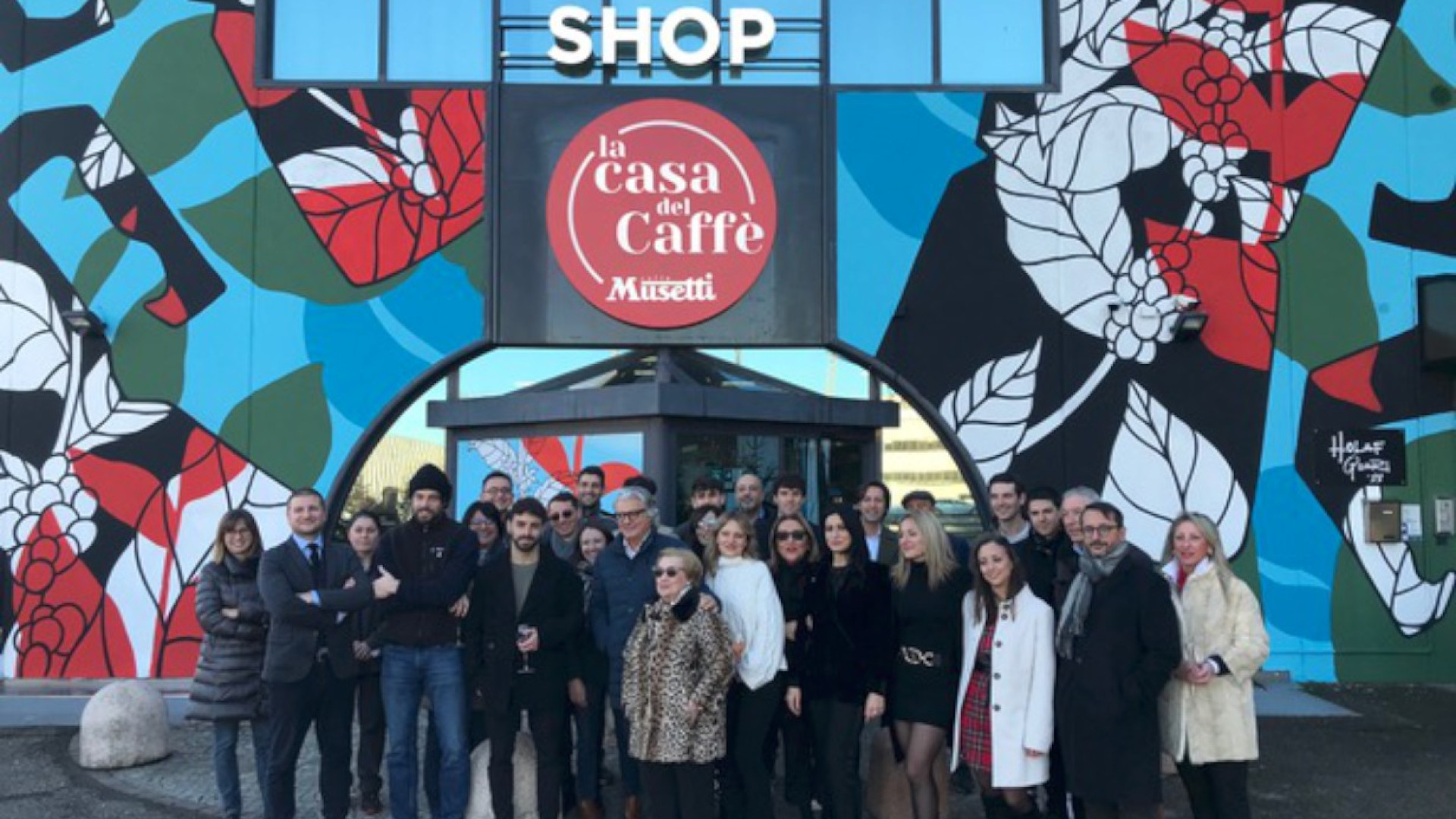 Pontenure, la facciata della casa del caffè Musetti diventa una maxi opera d'arte