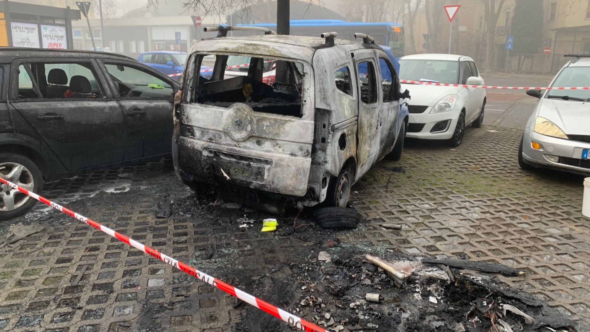 Auto distrutta dalle fiamme nel parcheggio della stazione: altre cinque danneggiate
