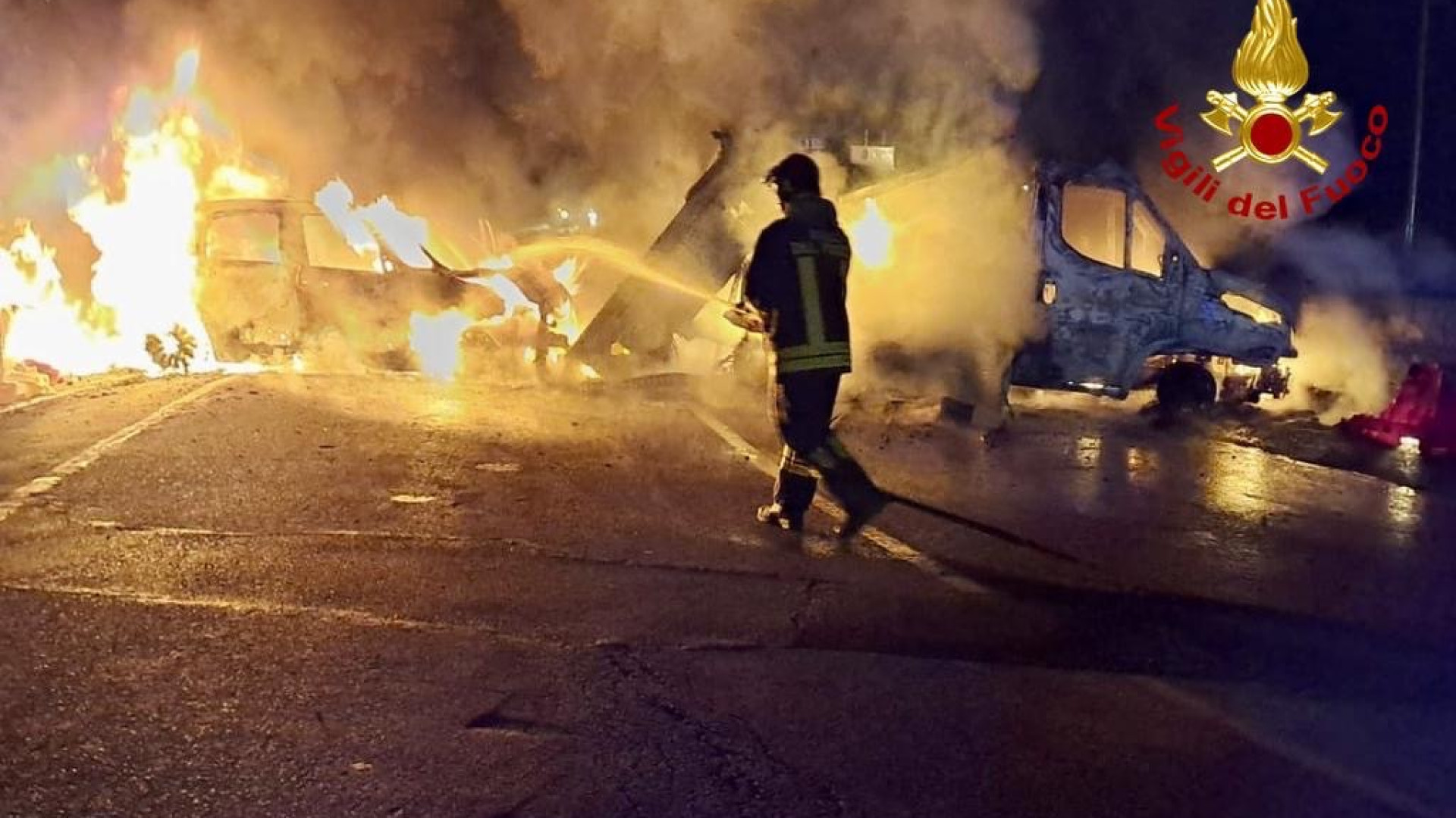 Veicoli in fiamme e guardie minacciate con le armi: assalto alla logistica IL VIDEO