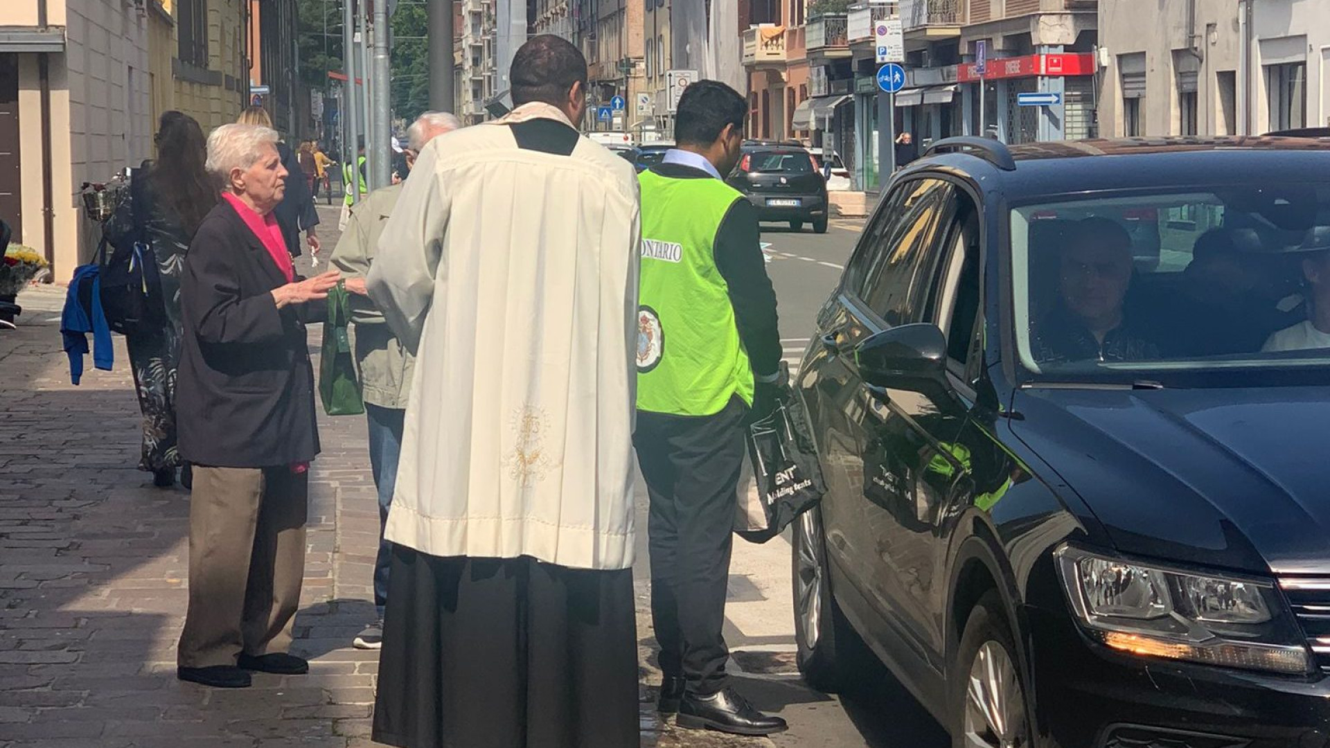 Santa Rita, auto e biciclette in coda sullo Stradone Farnese per ricevere la benedizione