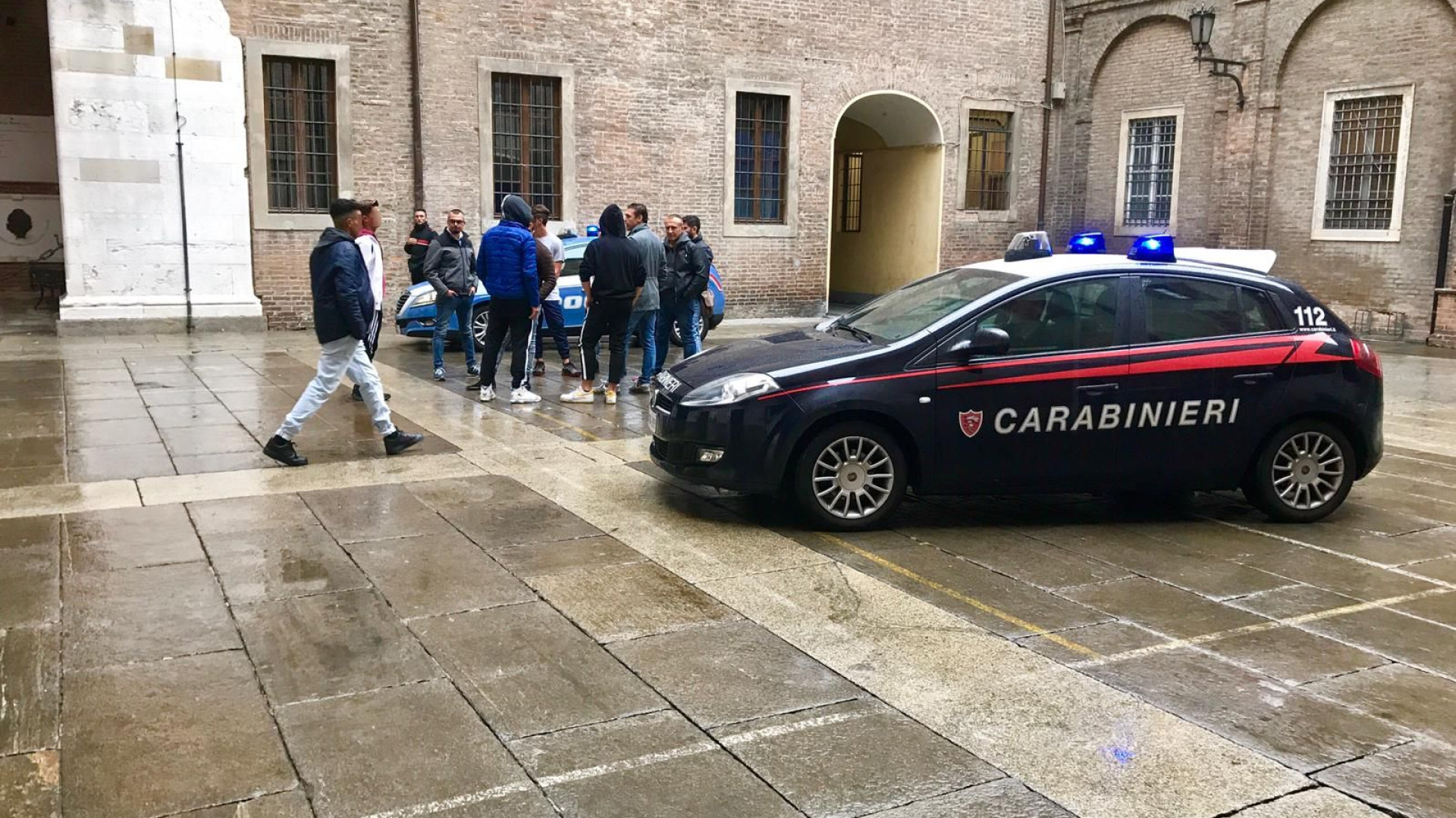 Un "like" di troppo scatena una maxi rissa tra giovani in centro storico, almeno 15 ragazzi identificati