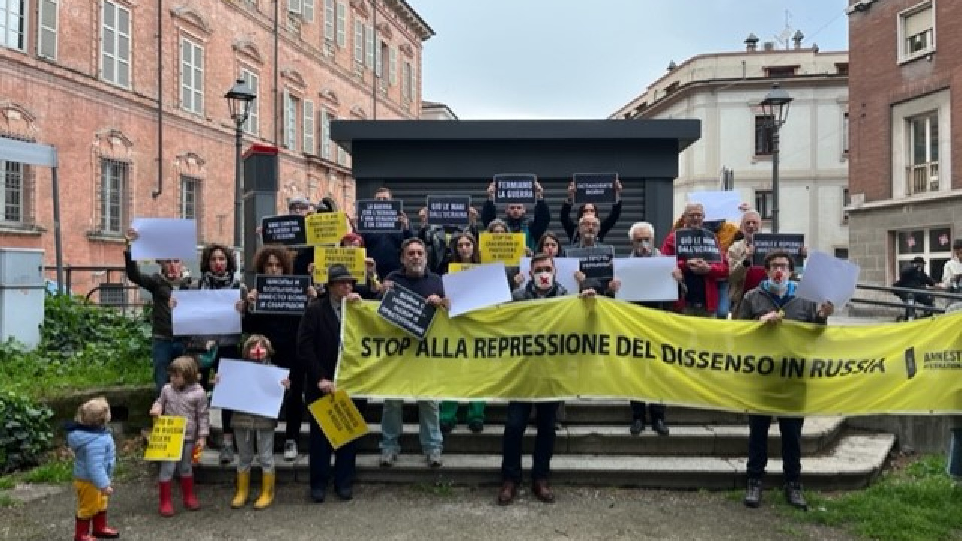 "Manifestiamo per chi non può farlo in Russia". Amnesty ai giardini Merluzzo