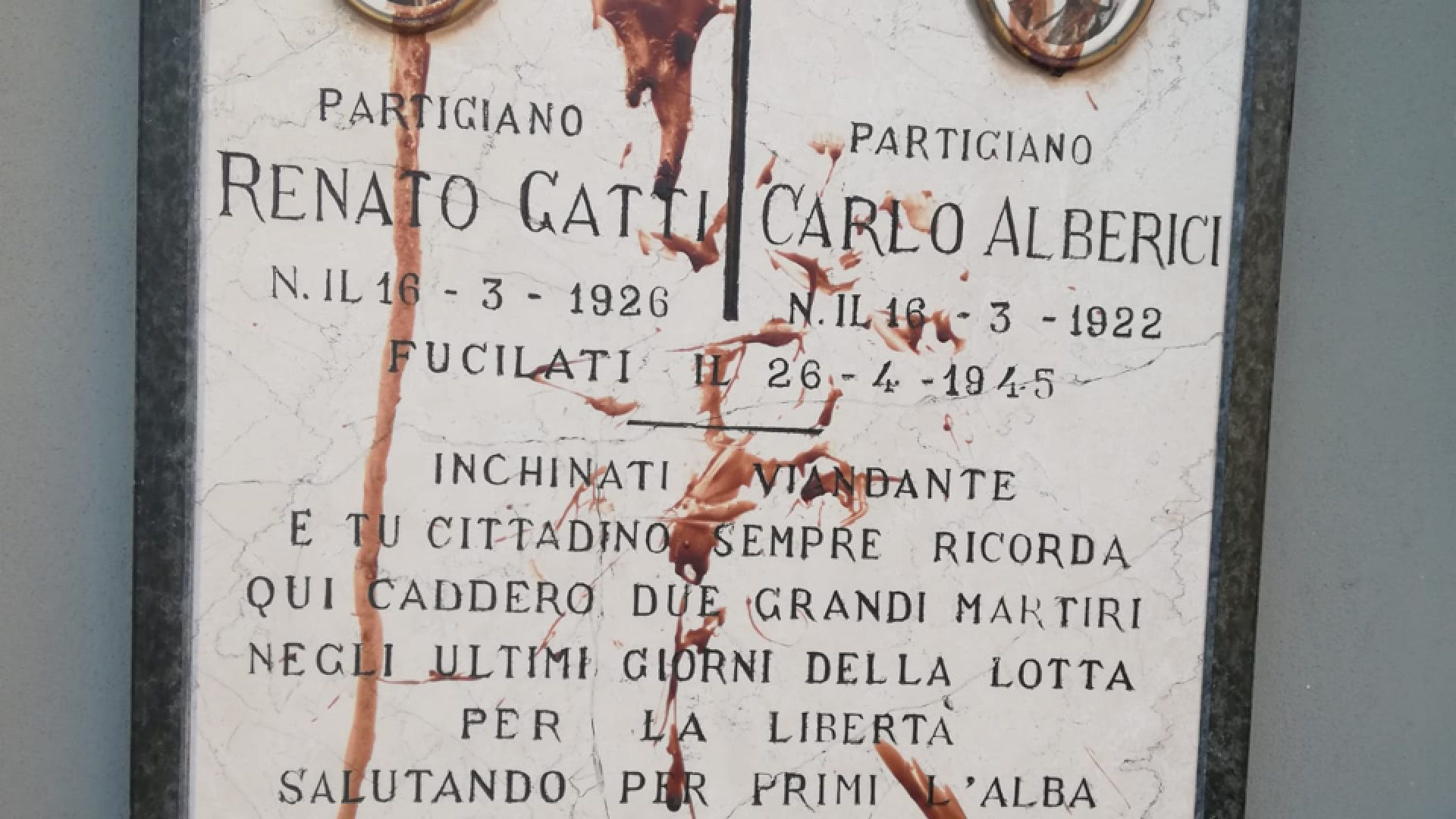 Oltraggiata la lapide che ricorda i partigiani Gatti e Alberici a piazzale Velleia