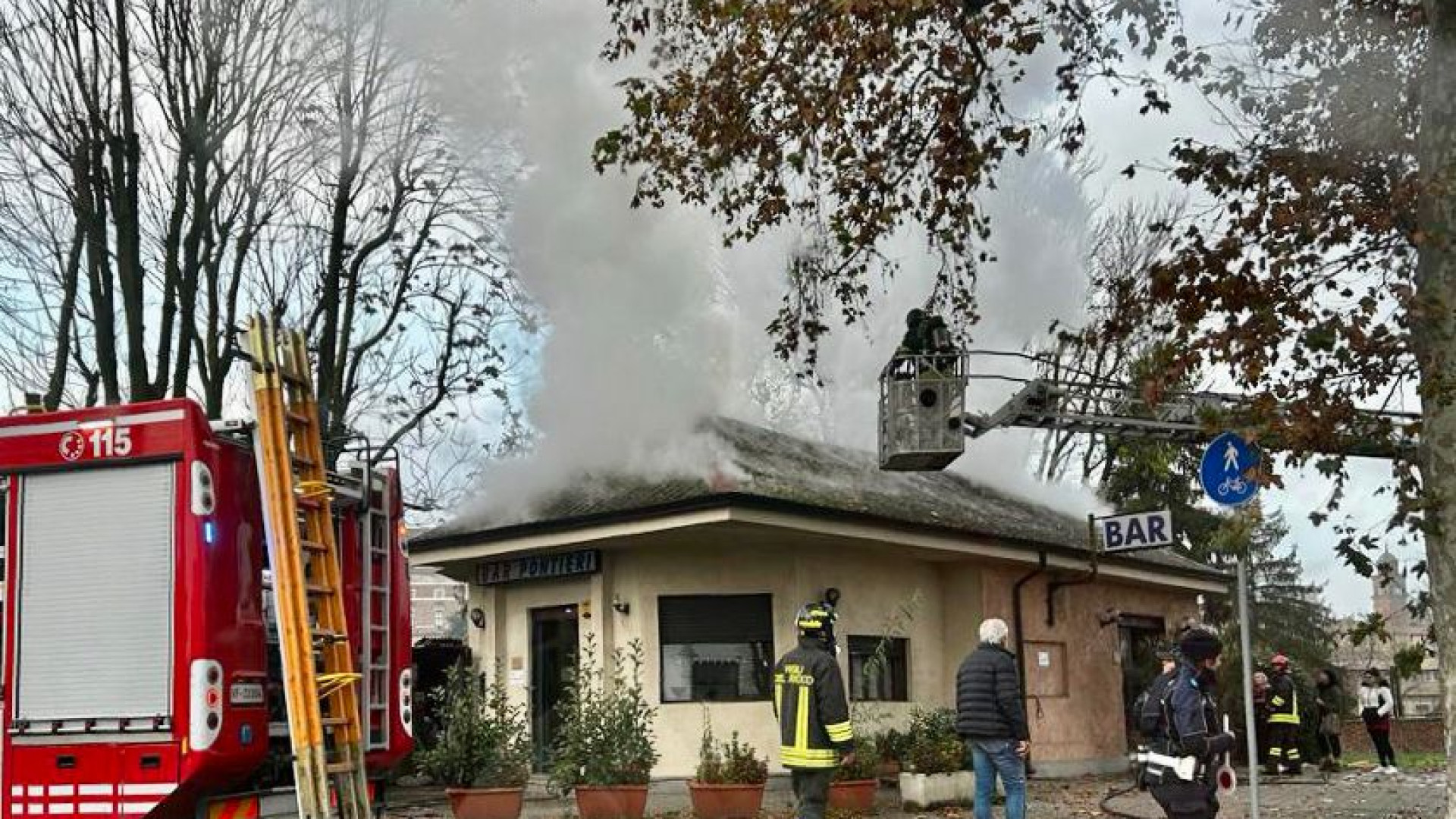 In fiamme il tetto del bar. Intervento dei vigili del fuoco a barriera Milano