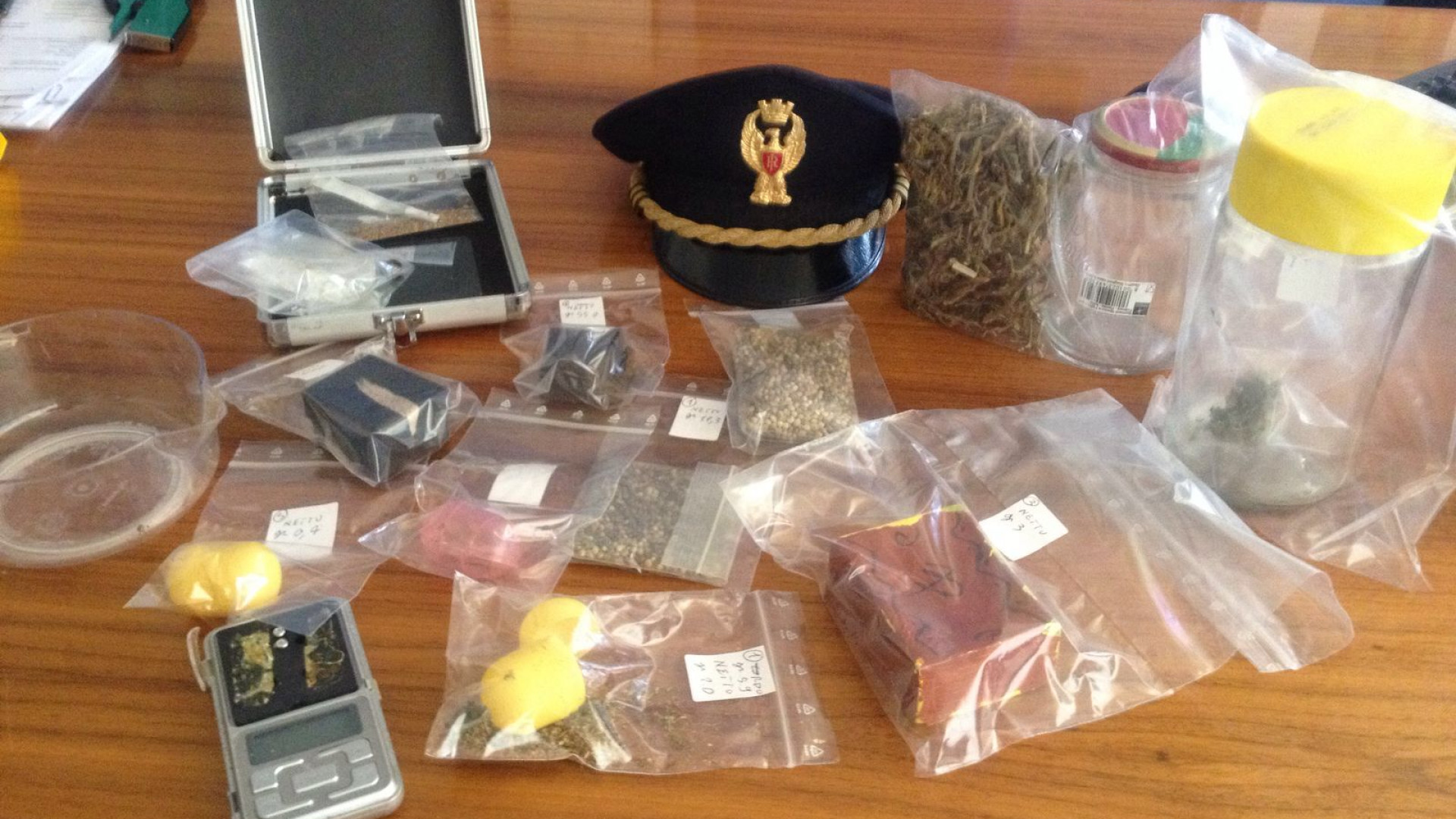 Supermarket della droga in casa, denunciato 25enne piacentino
