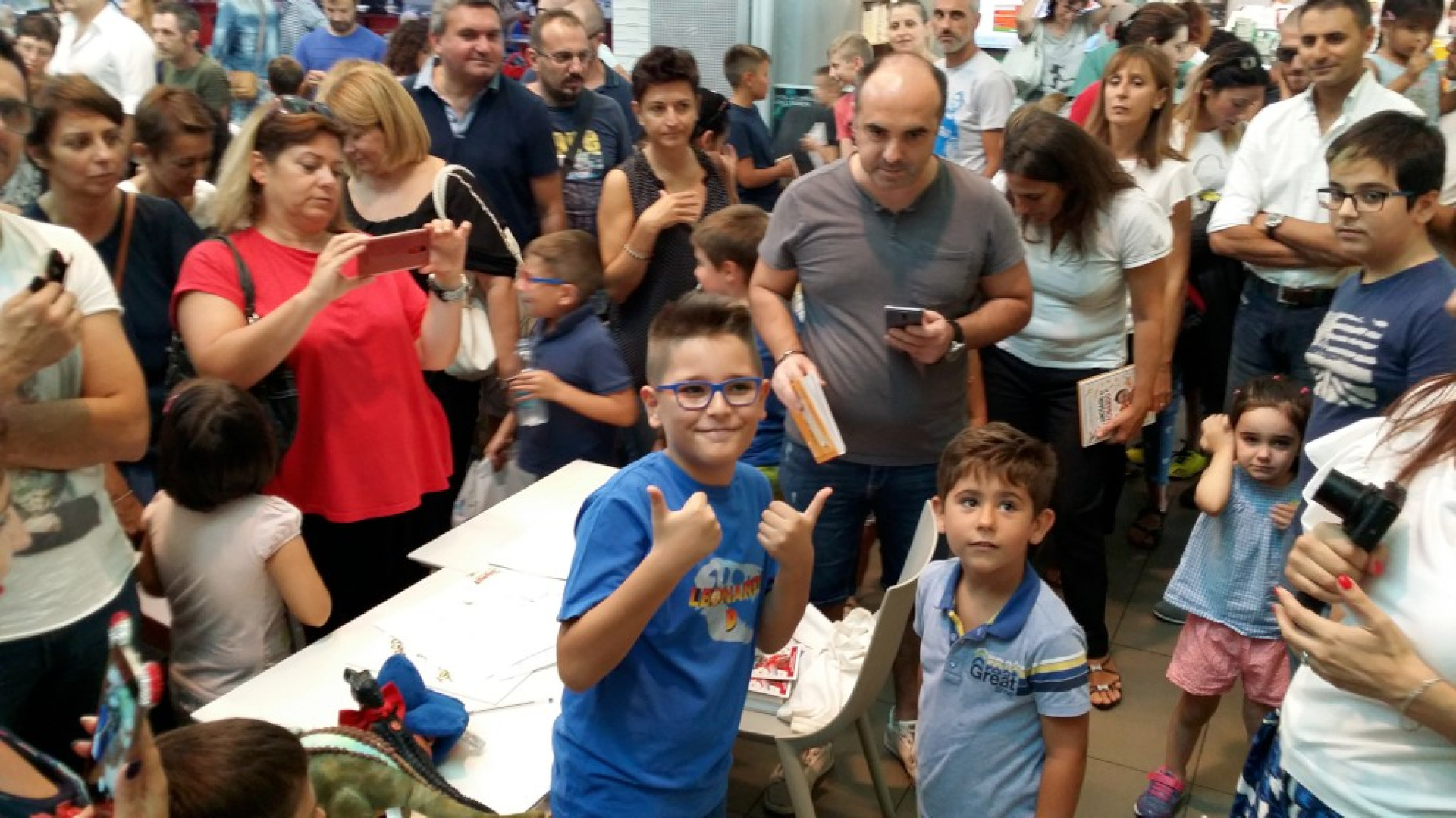 Bagno di folla per Leonardo D., il bambino più cliccato d'Italia