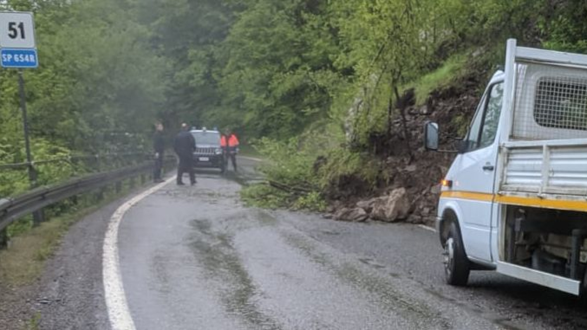 A Ferriere frana sulla Provinciale, crolla un muro a Castagnola. Domani torna il sole