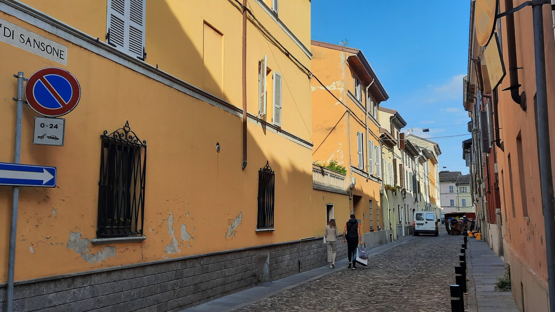 Via Sansone chiusa la sera per far spazio al ristorante, lamentele dei residenti