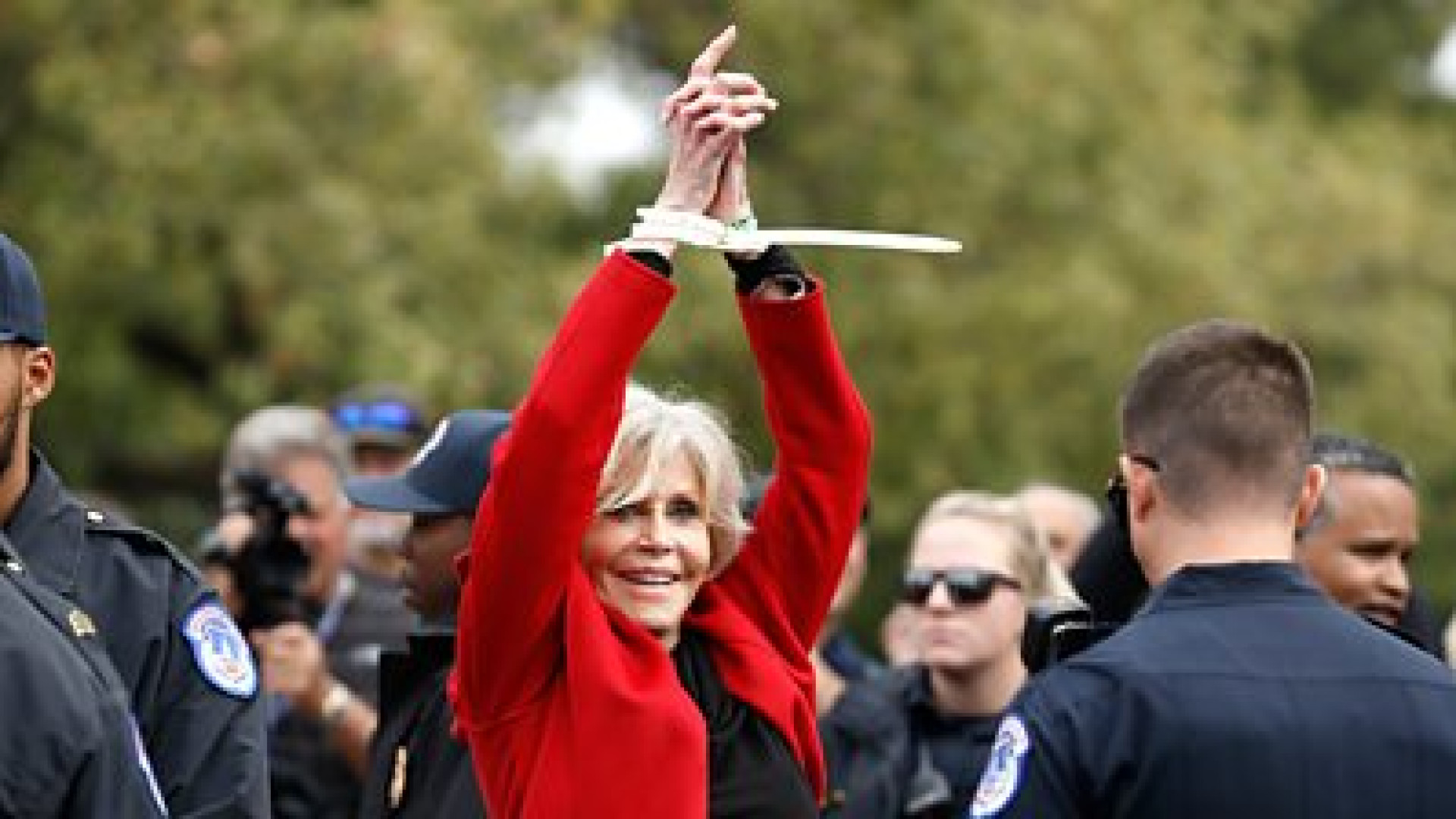 Ambiente, attivismo, arresto: il cappotto rosso di Jane Fonda