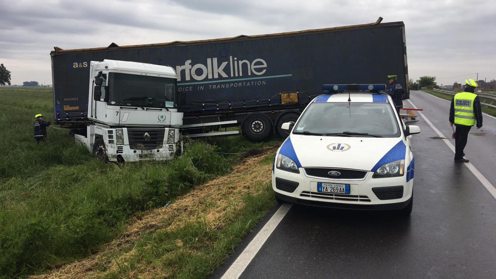 Camion perde il controllo e finisce fuori strada: strada chiusa per più cinque ore. Disagi alla circolazione