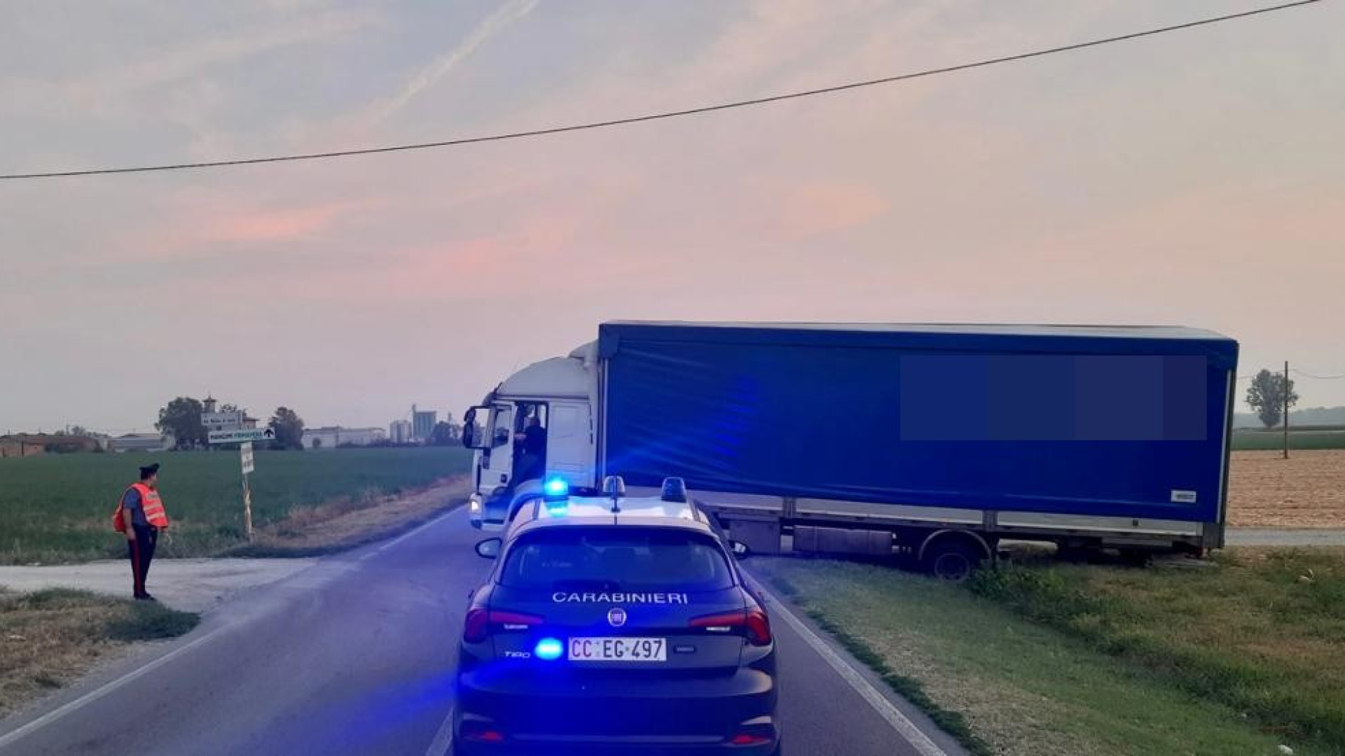 Si blocca nel fare manovra, camion di traverso sulla provinciale a Caorso
