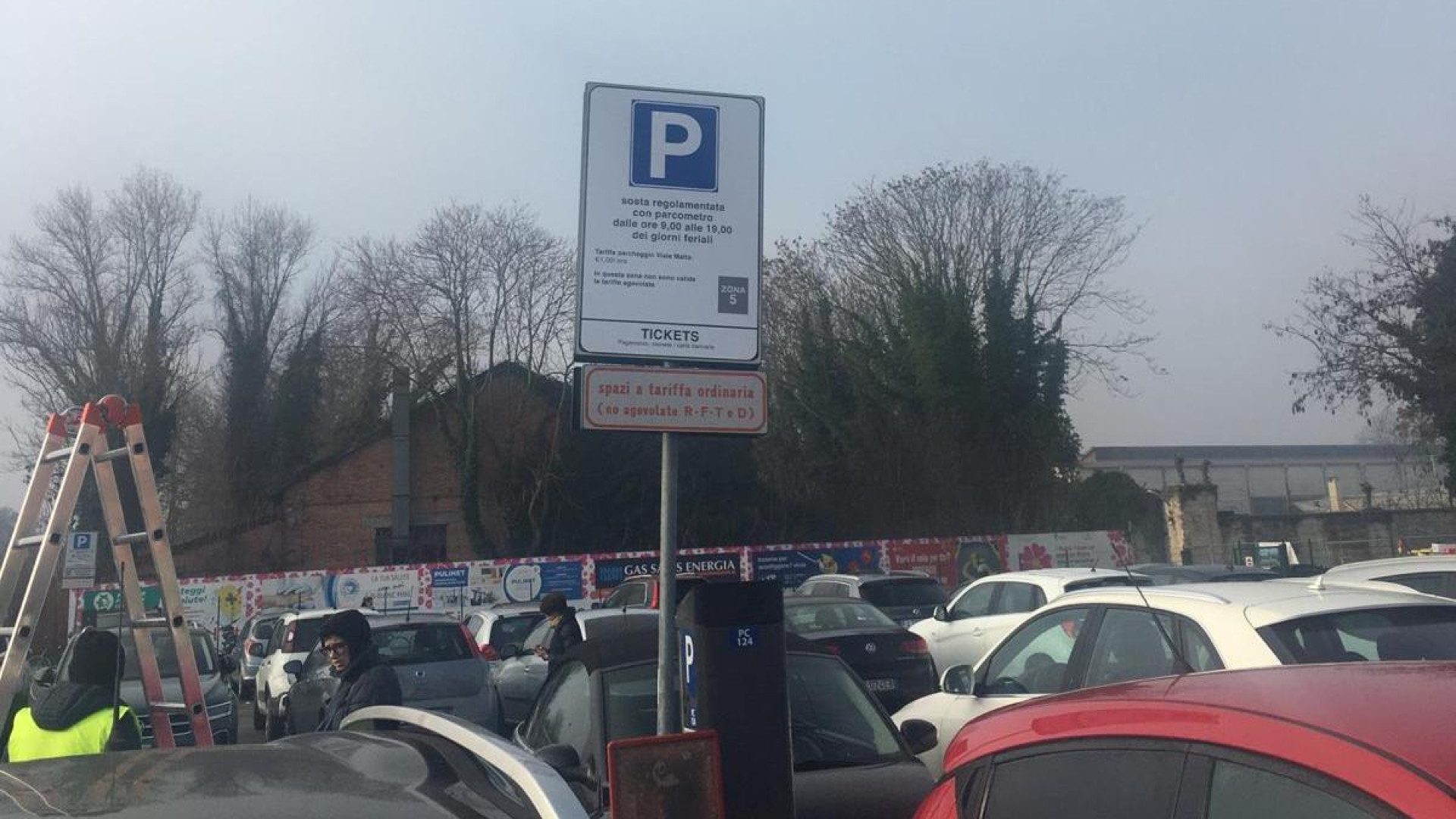Strisce blu a Piacenza: ok a costo frazionato dopo un'ora. Cortocircuito sui cartelli