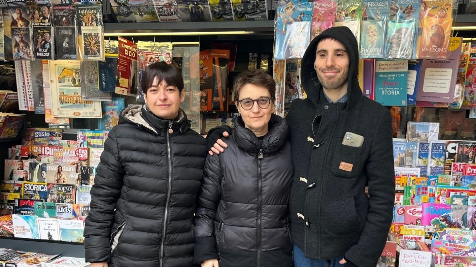 Tiziana lascia l'edicola: arrivano Michele e Cristina a vendere giornali con abbracci