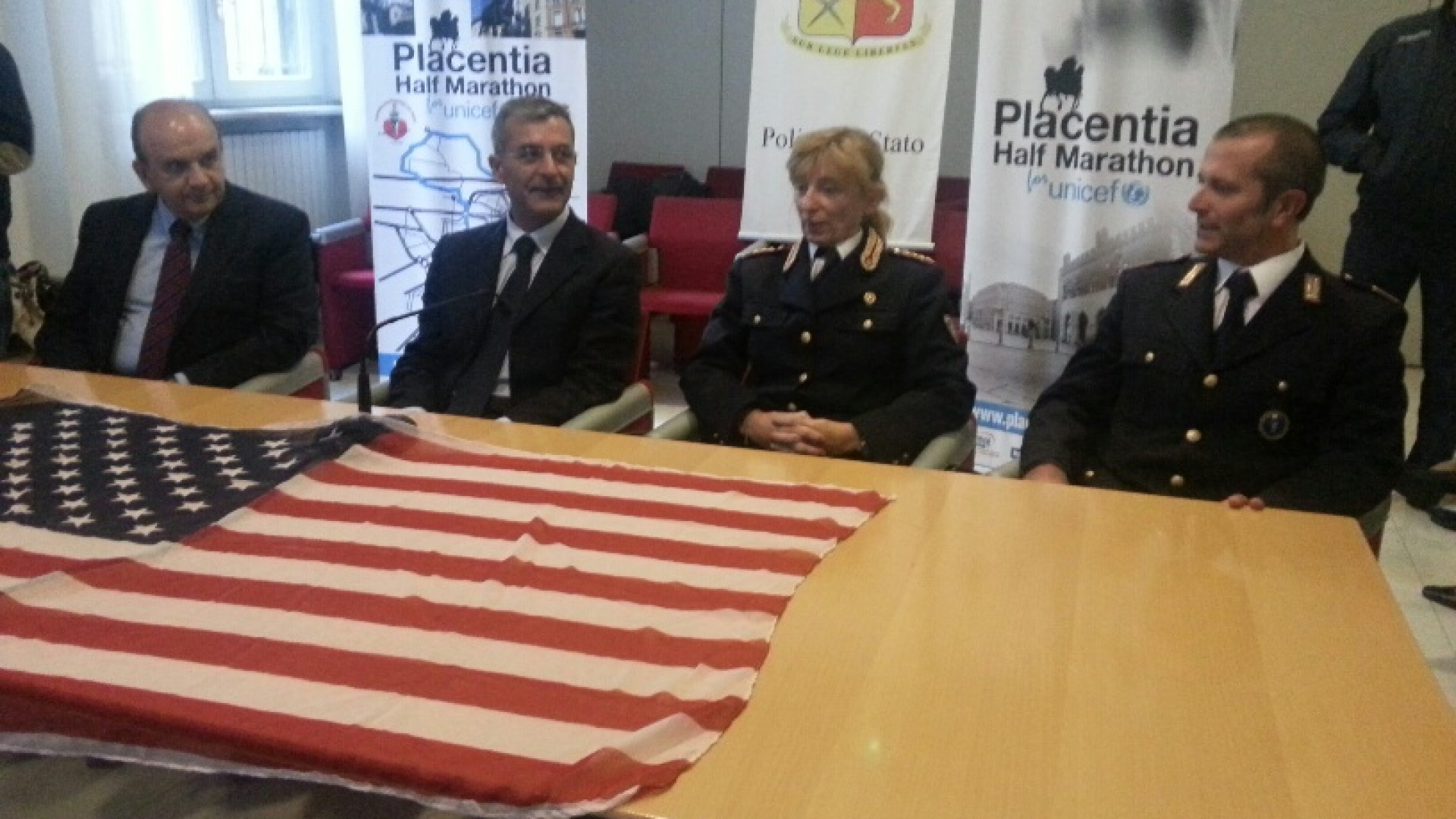 Gli atleti salutano Piacenza in diretta da New York. Consegnate due targhe