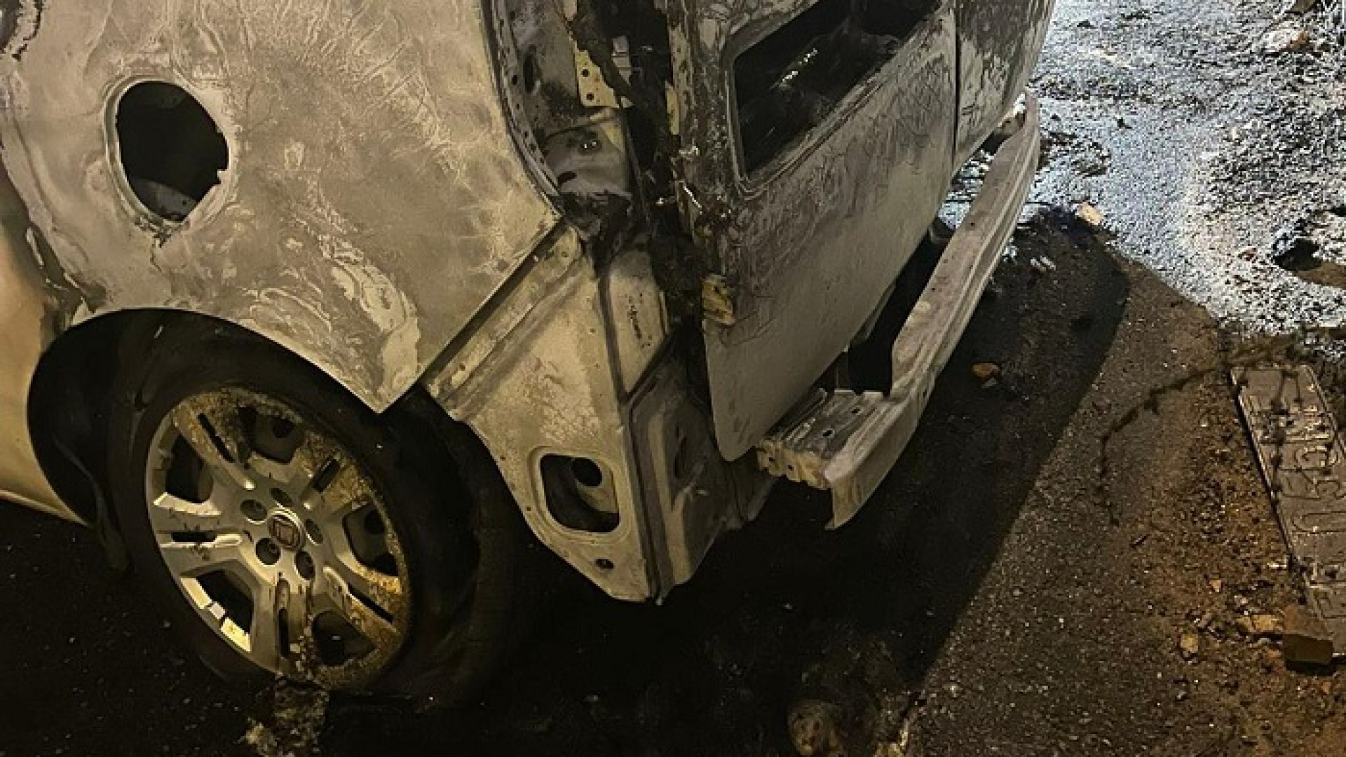 Furgone a fuoco in vicolo del Guazzo. La proprietaria: "Mi serviva per lavorare"