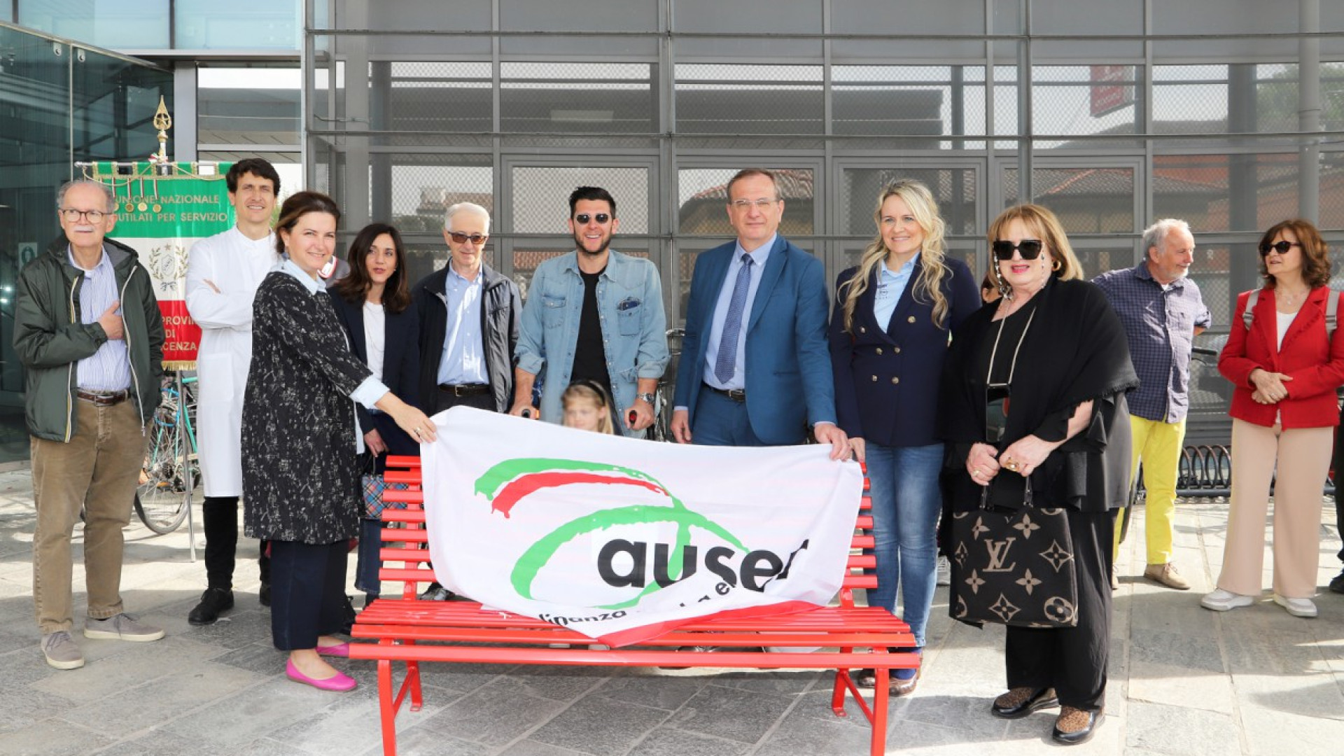 Inaugurata all'ospedale di Fiorenzuola la panchina rossa donata da Auser