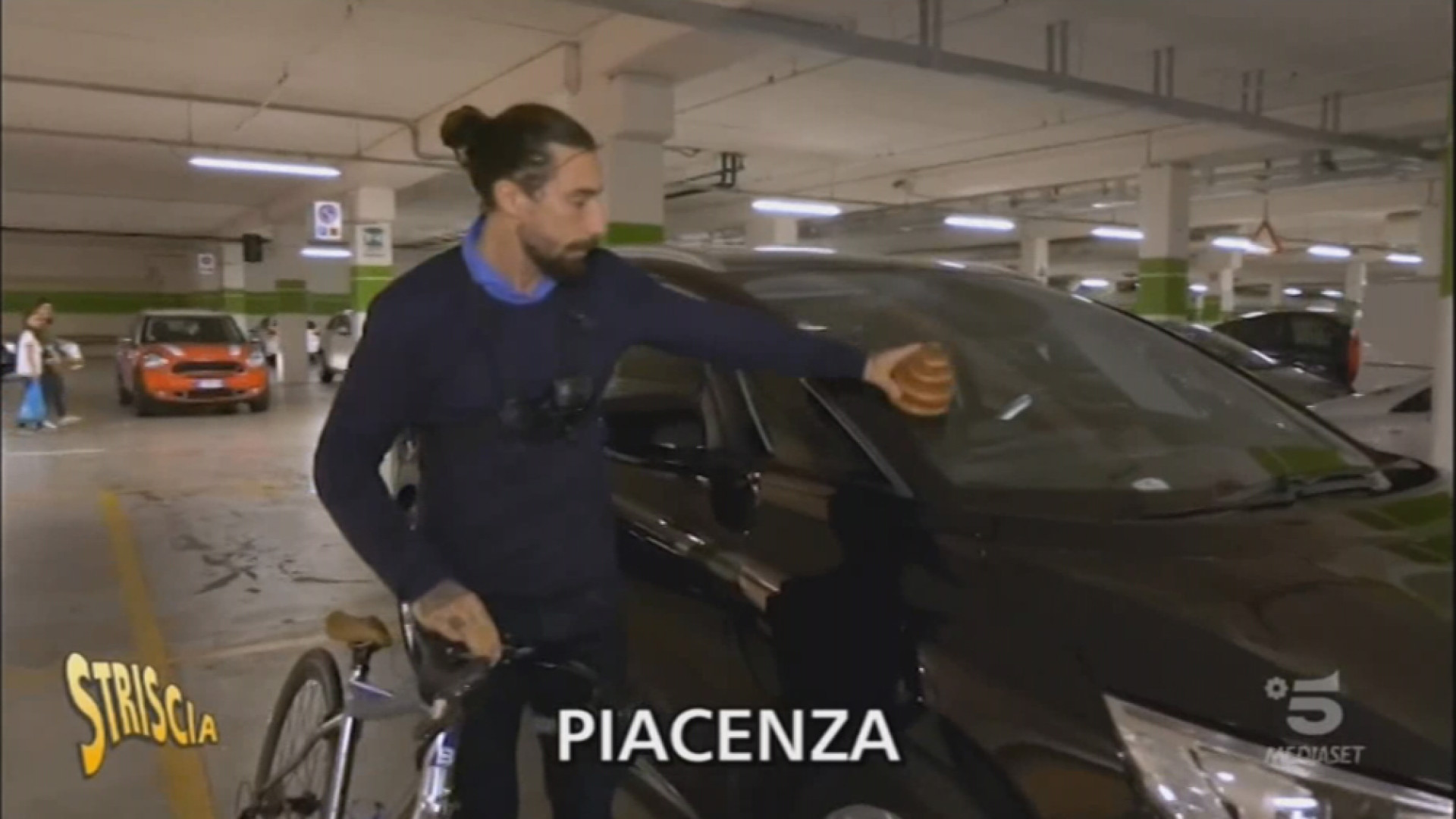 Parcheggi nei posti disabili senza diritto? Brumotti ti lascia un "ricordino"