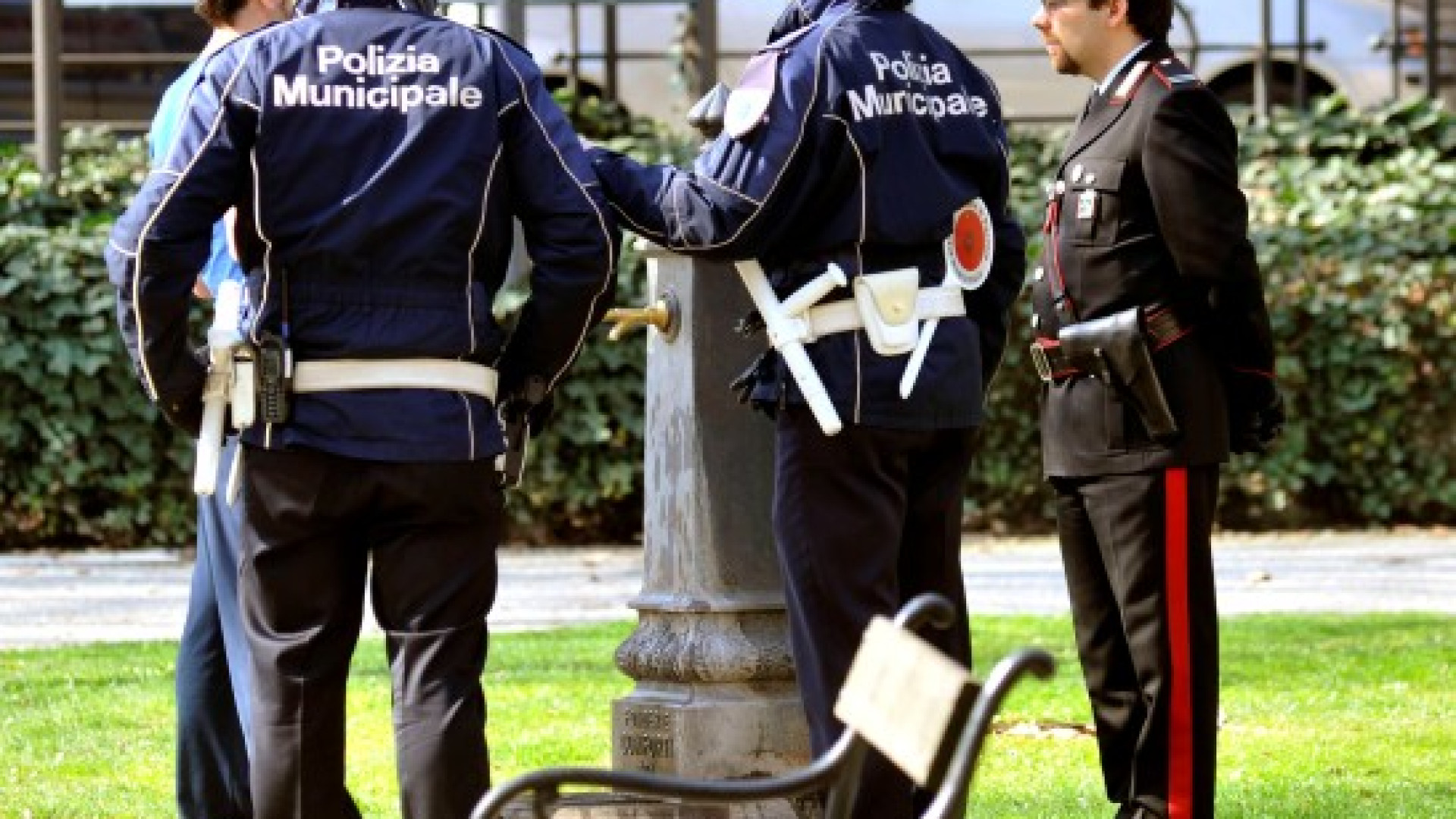 Via Roma: 170 persone controllate. Prodotti scaduti in un negozio
