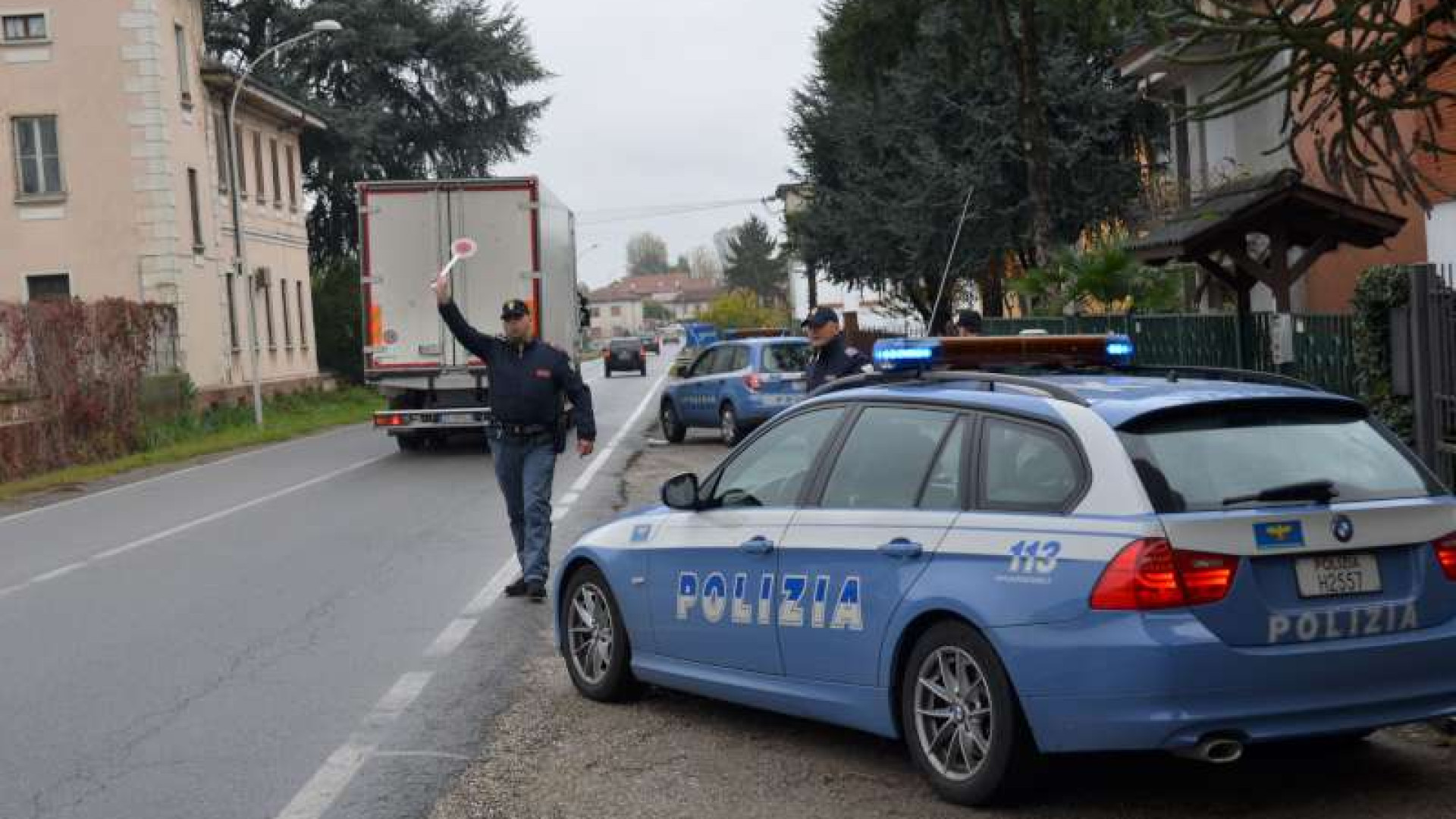 Non si fermano al controllo, inseguimento e fuga: la Stradale blocca due algerini