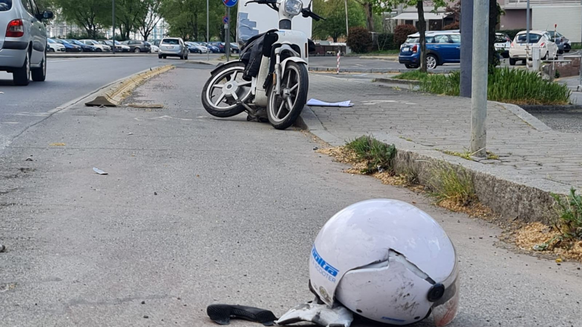 Viale Sant'Ambrogio, scontro tra un'auto e uno scooter: ferito un giovane di 27 anni