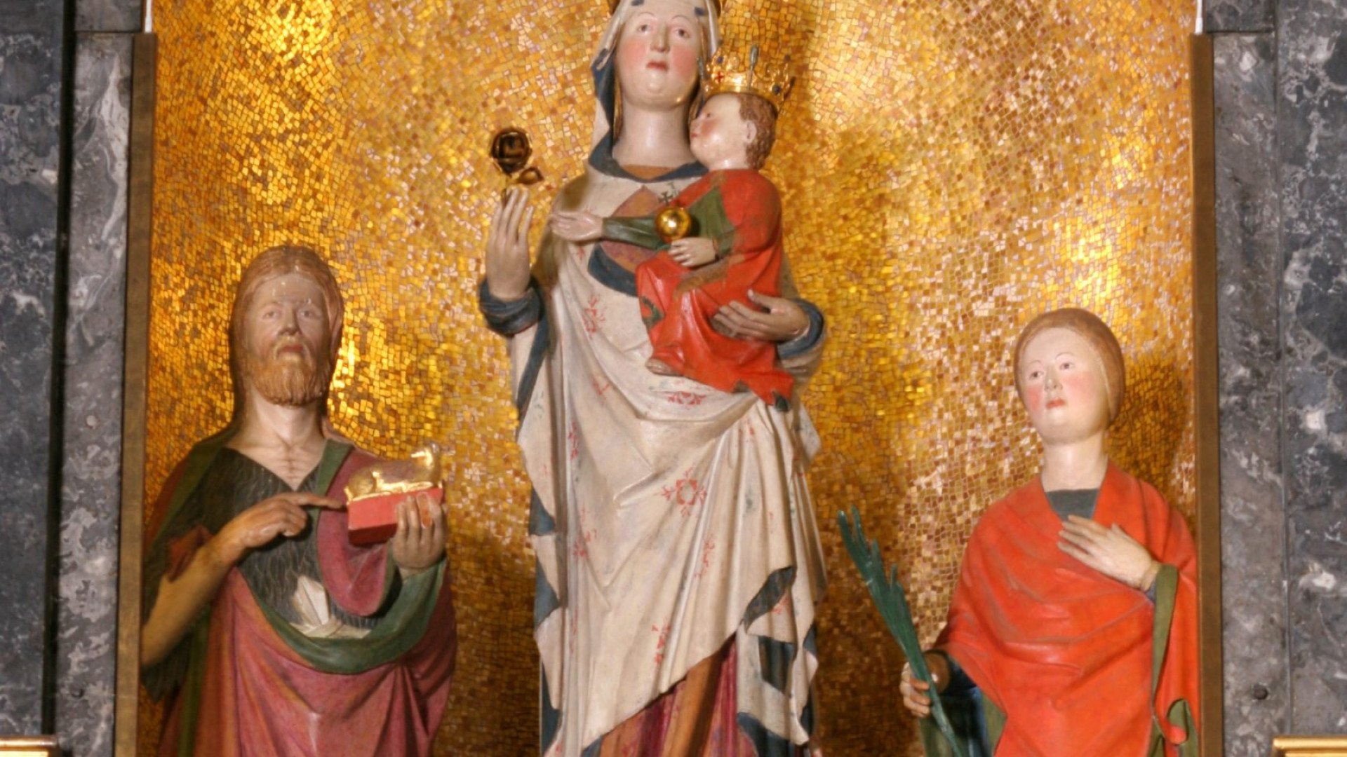 La statua di Santa Maria di Campagna in processione per invocare il dono della pace