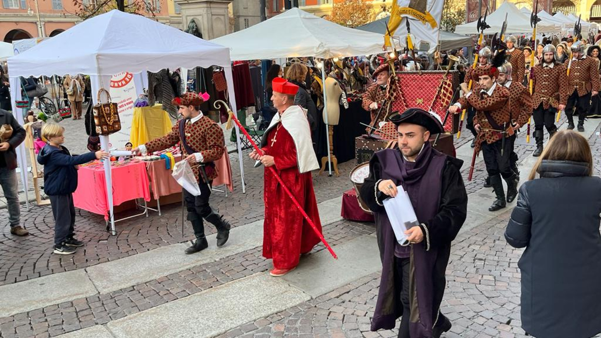 L’estate di San Martino fa miracoli: il Rinascimento sfila in quartiere Roma
