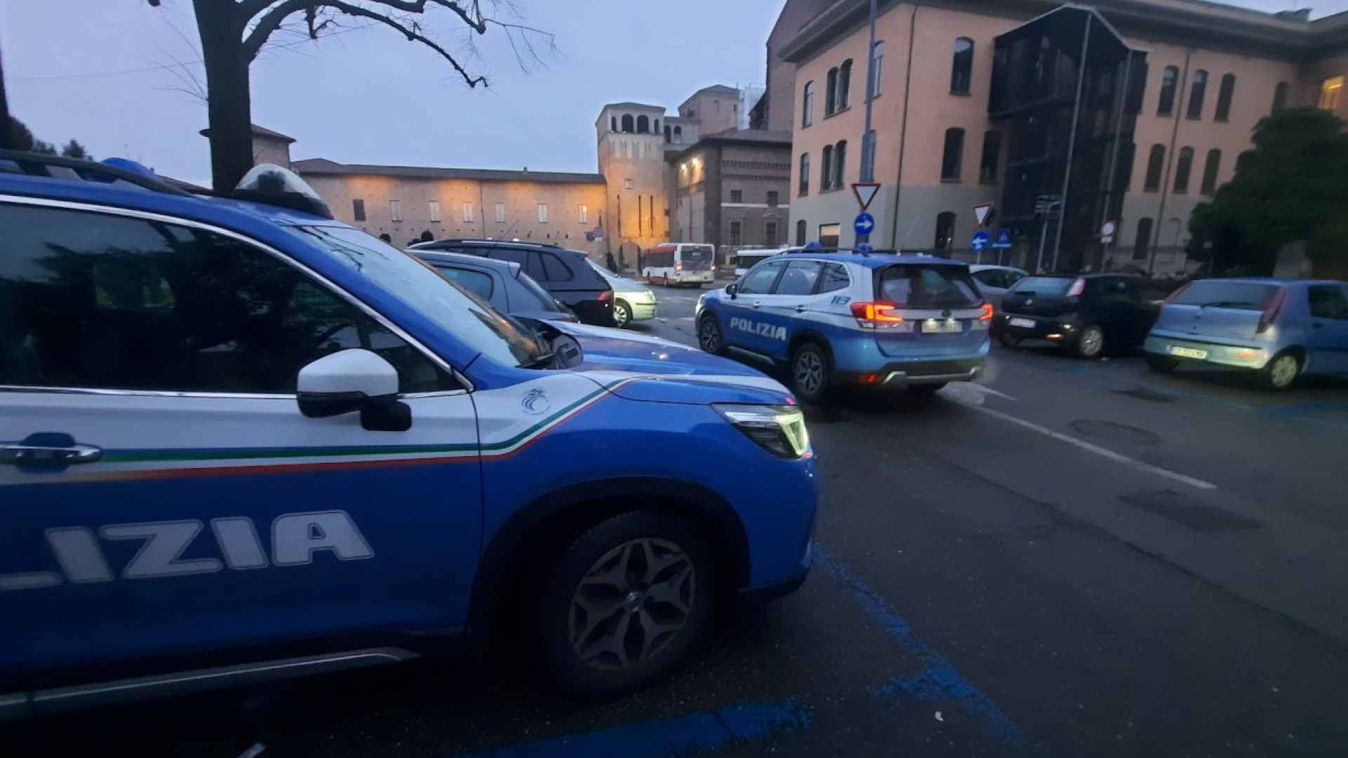 Trovato fuori casa nonostante i domiciliari, danneggia l'auto della polizia: arrestato