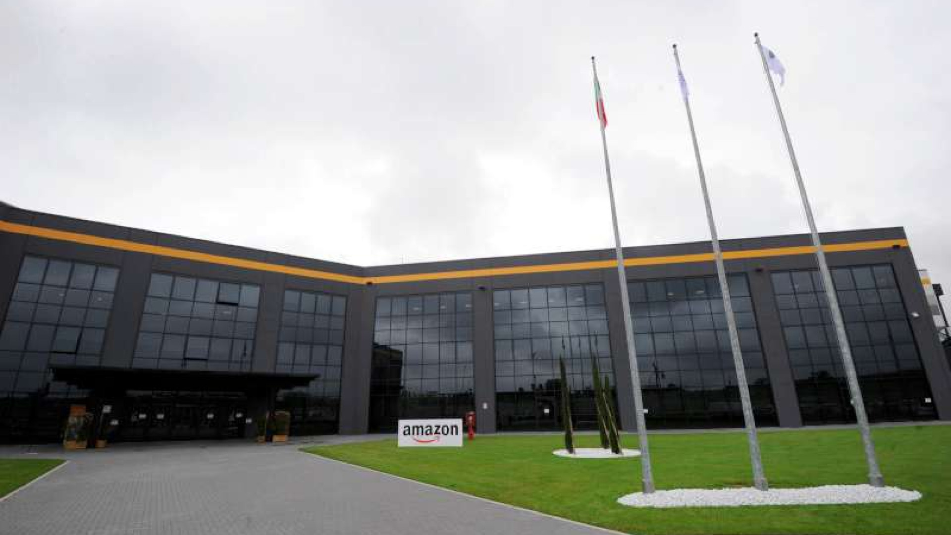 Lavoratori di Amazon, da ottobre cambia il contratto: dal commercio alla logistica