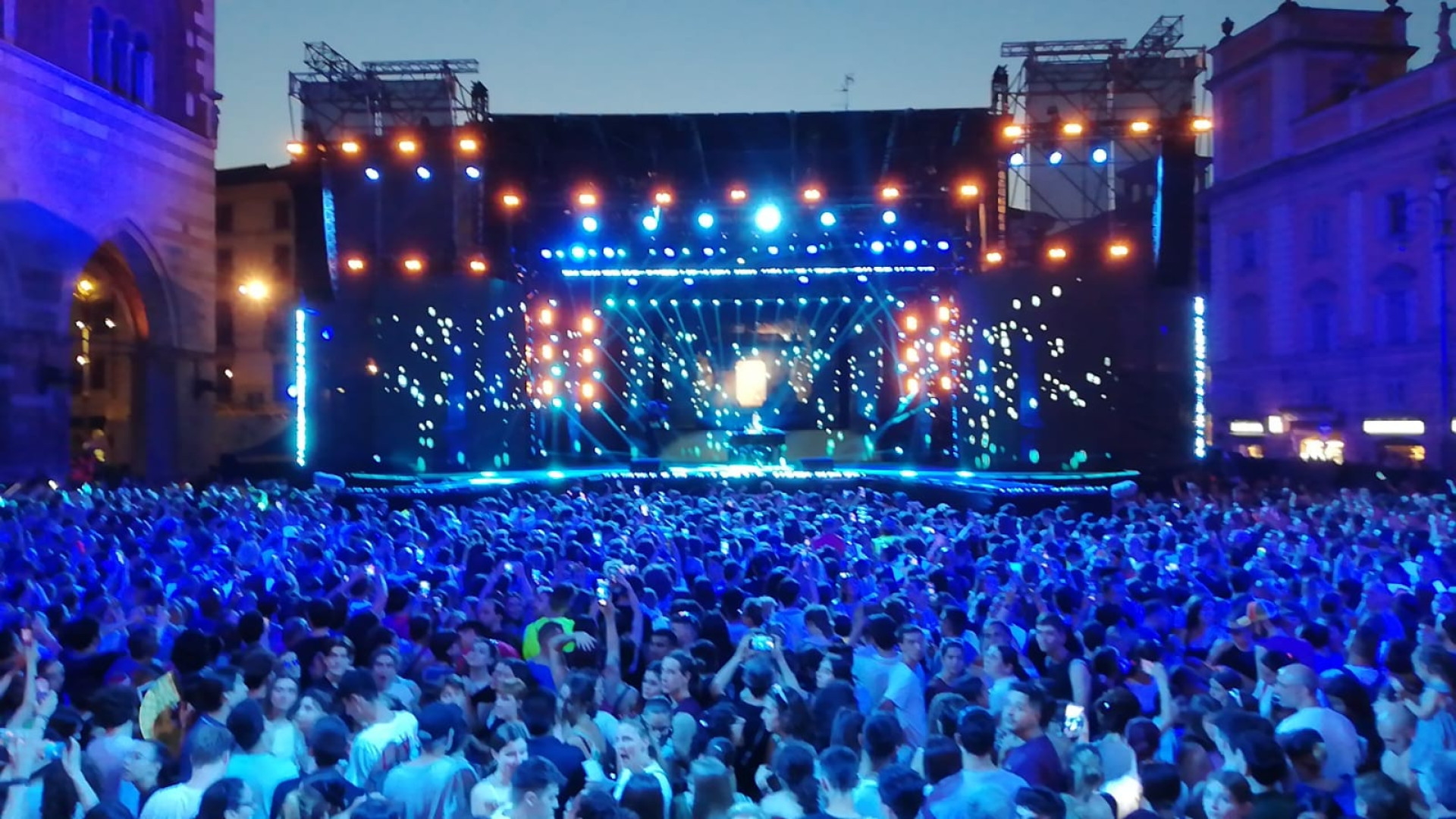 Piazza Cavalli da tutto esaurito, 5mila spettatori per il concerto di Radio Bruno