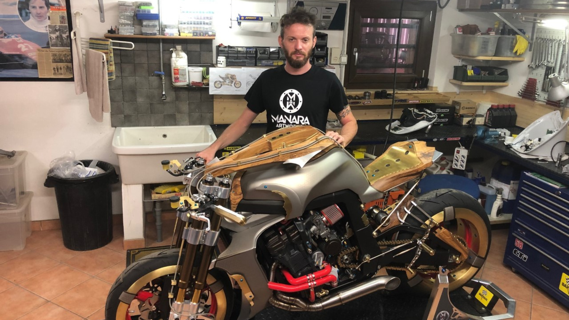 Paolo, l'innovatore delle moto: "Il mio mezzo di ottone e legno d'ulivo"